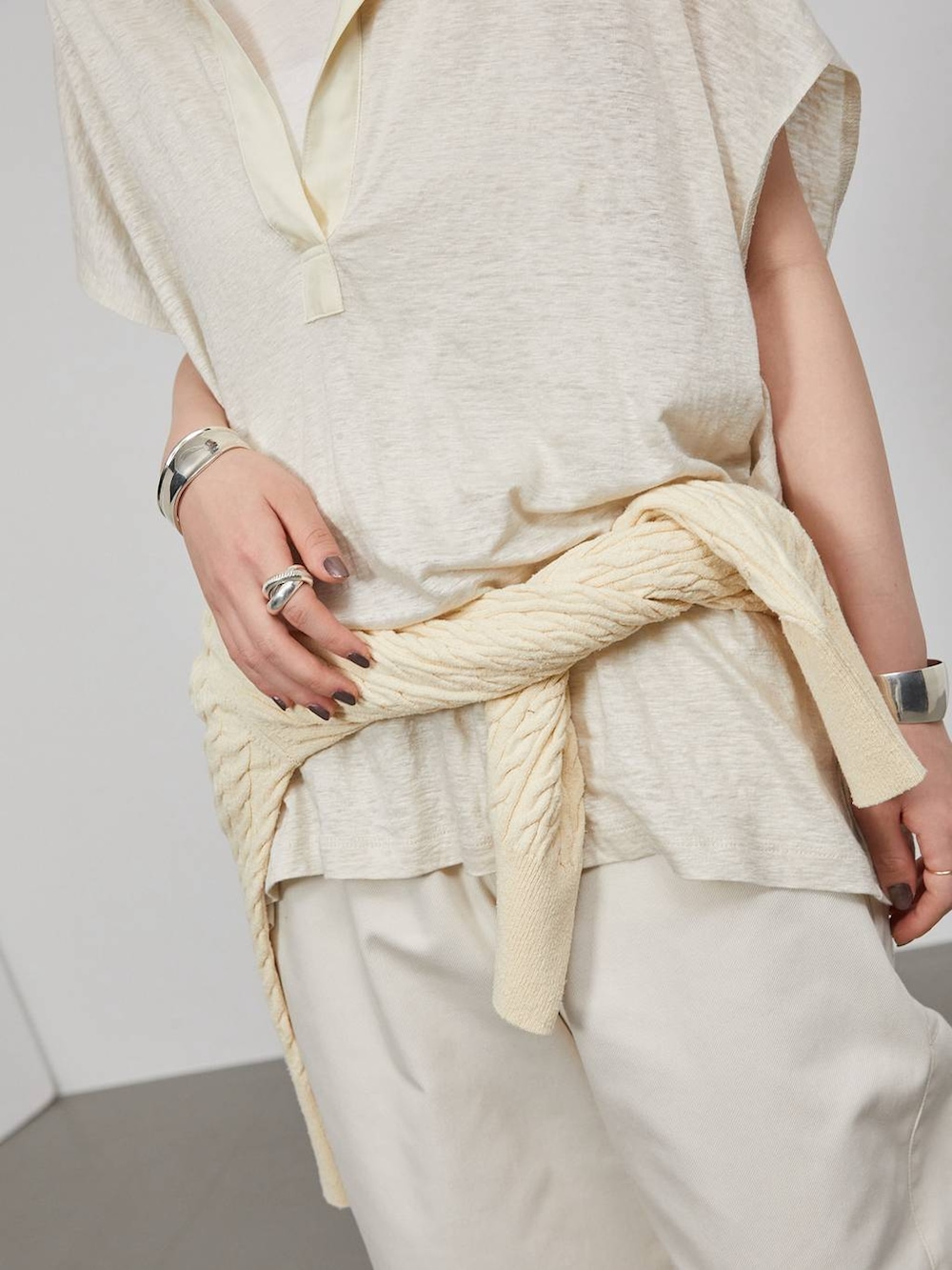 ホワイト系のTシャツ/カットソー、ホワイト系のTシャツ/カットソー、ベージュ系のカーディガン/ボレロを着用したレディースの春コーディネートの7枚目の写真