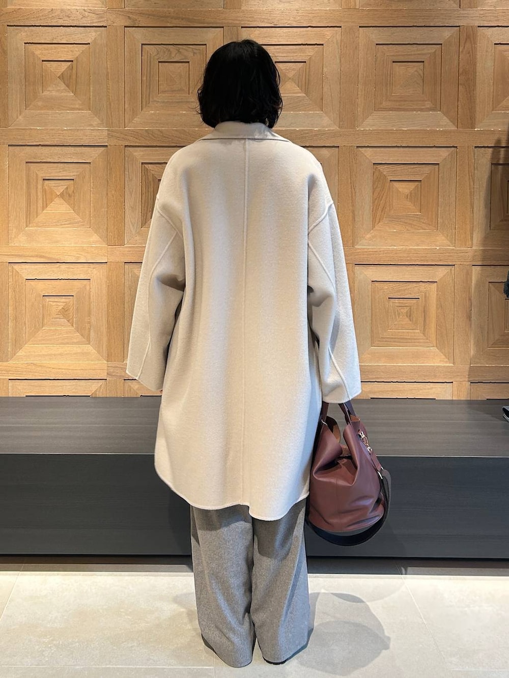 ブラウン系のショルダーバッグ、ベージュ系のその他パンツ、ホワイト系のシャツ/ブラウスを着用したレディースの秋コーディネートの3枚目の写真