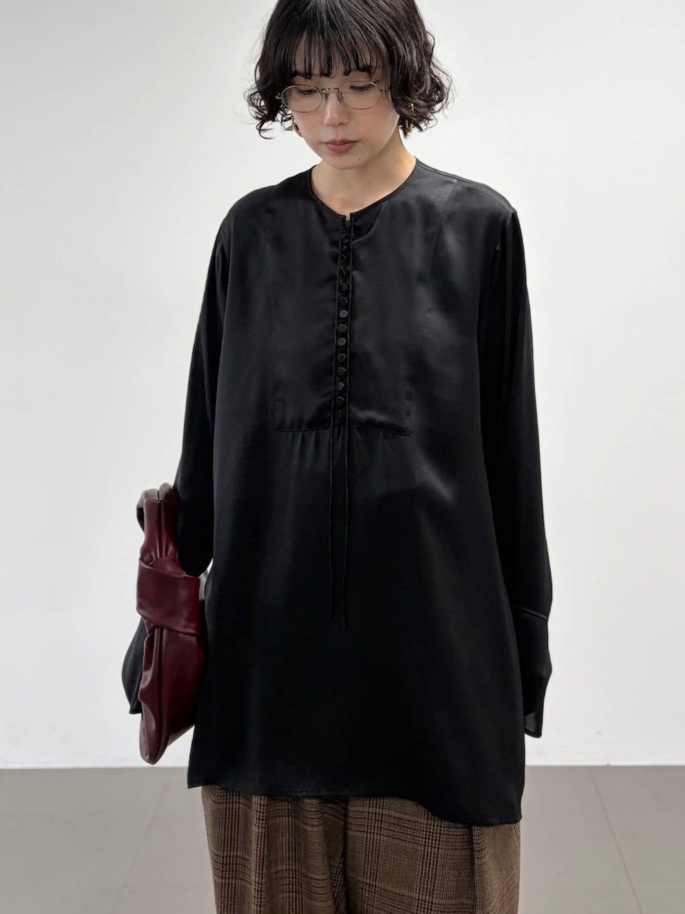 ブラック系のシャツ/ブラウス、ブラウン系のその他パンツ、ゴールド系のピアス(両耳用)を着用したレディースの秋コーディネートの5枚目の写真