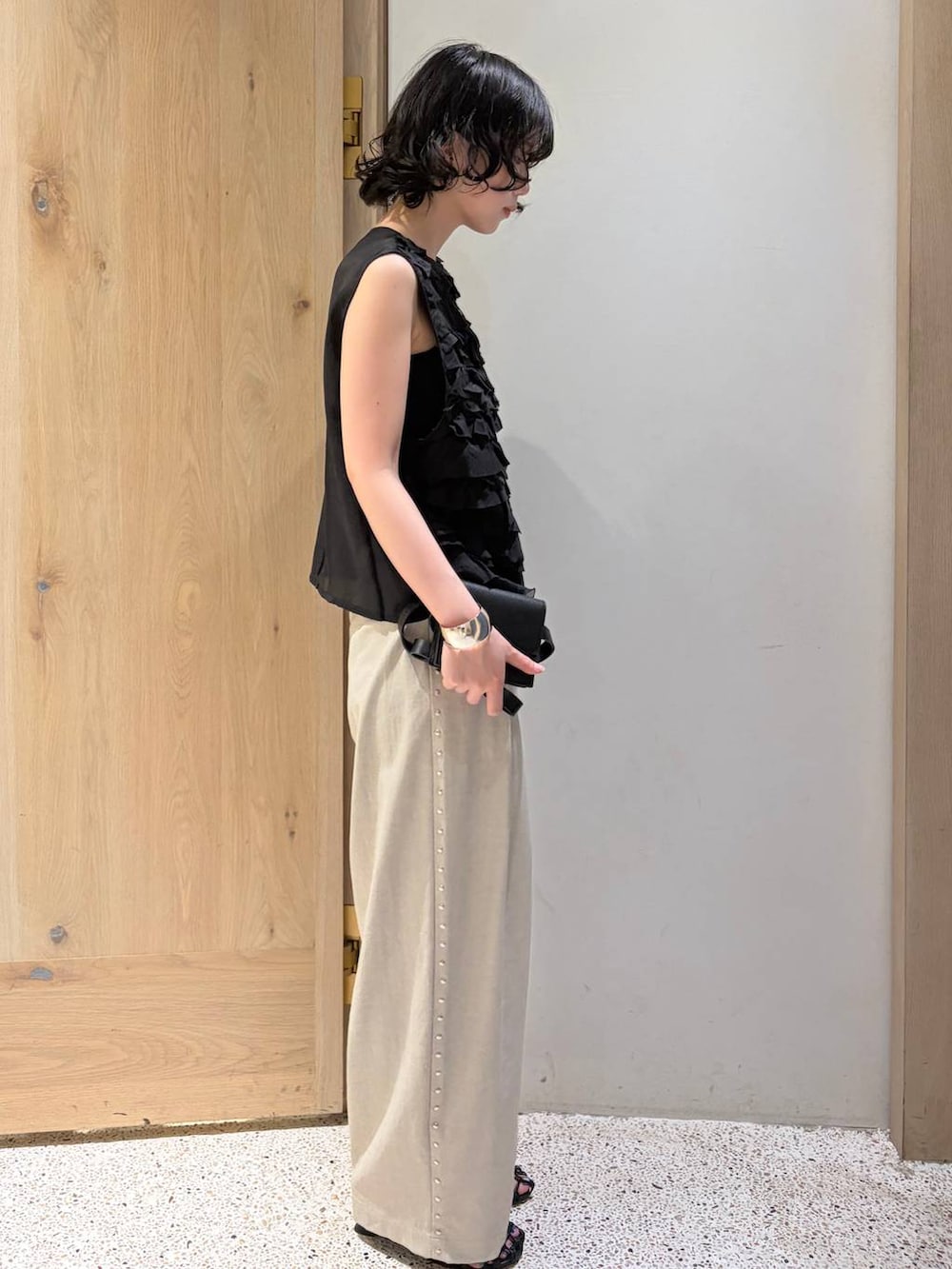 ブラック系のシャツ/ブラウス、ベージュ系のその他パンツ、ブラック系のボディバッグ/ウエストポーチを着用したレディースの夏コーディネートの2枚目の写真