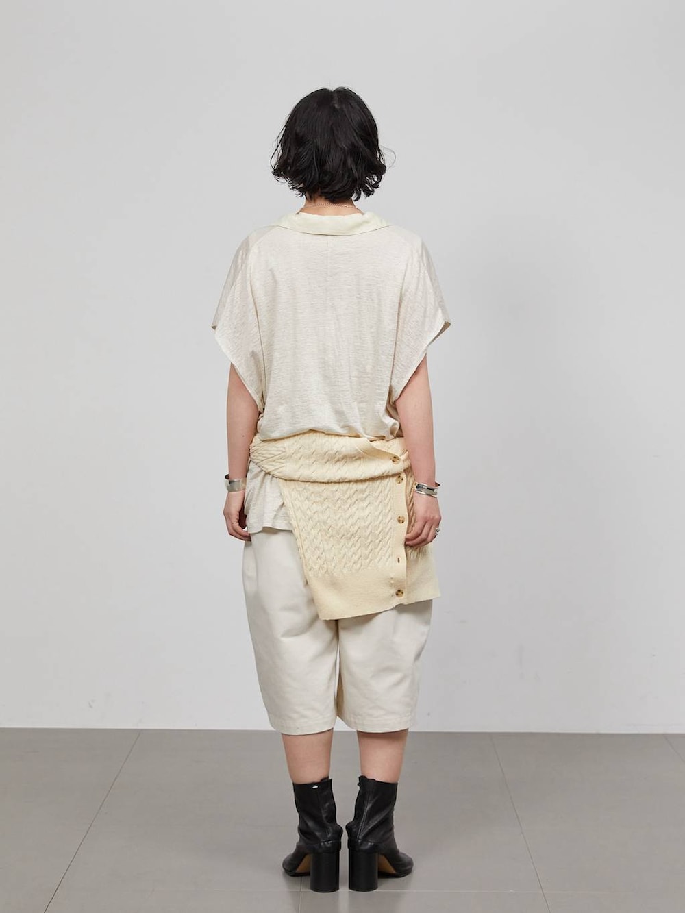 ホワイト系のTシャツ/カットソー、ホワイト系のTシャツ/カットソー、ベージュ系のカーディガン/ボレロを着用したレディースの春コーディネートの3枚目の写真