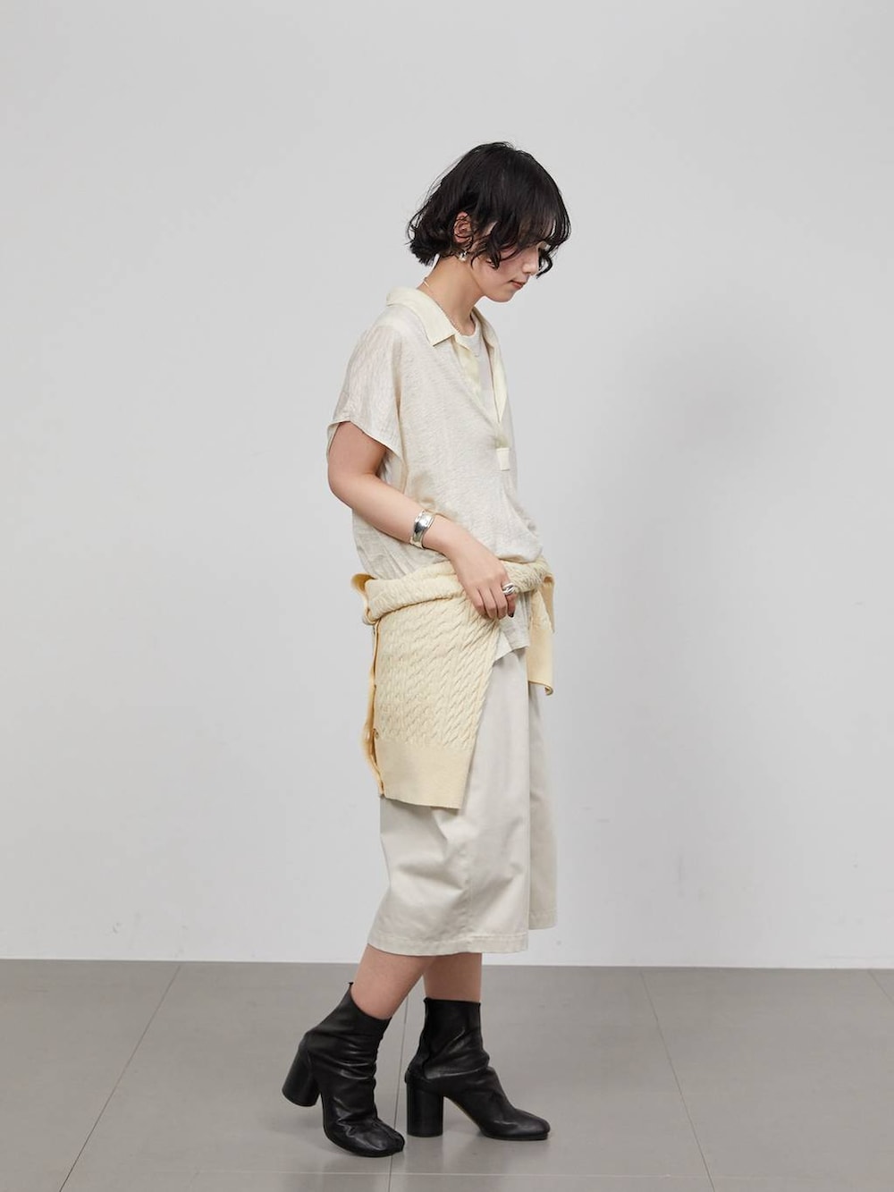 ホワイト系のTシャツ/カットソー、ホワイト系のTシャツ/カットソー、ベージュ系のカーディガン/ボレロを着用したレディースの春コーディネートの2枚目の写真