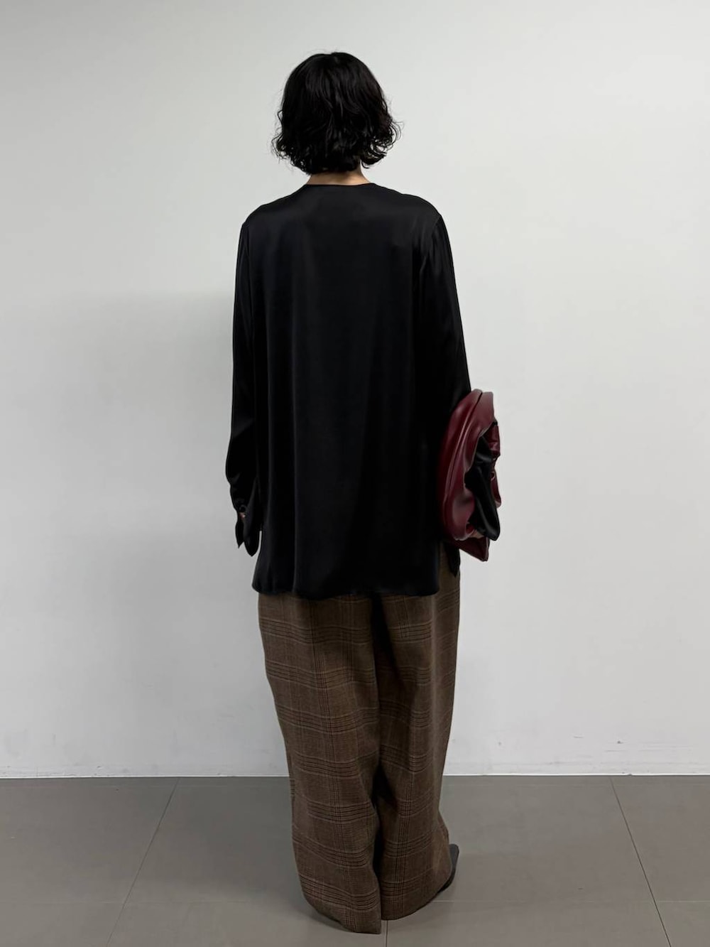 ブラック系のシャツ/ブラウス、ブラウン系のその他パンツ、ゴールド系のピアス(両耳用)を着用したレディースの秋コーディネートの3枚目の写真