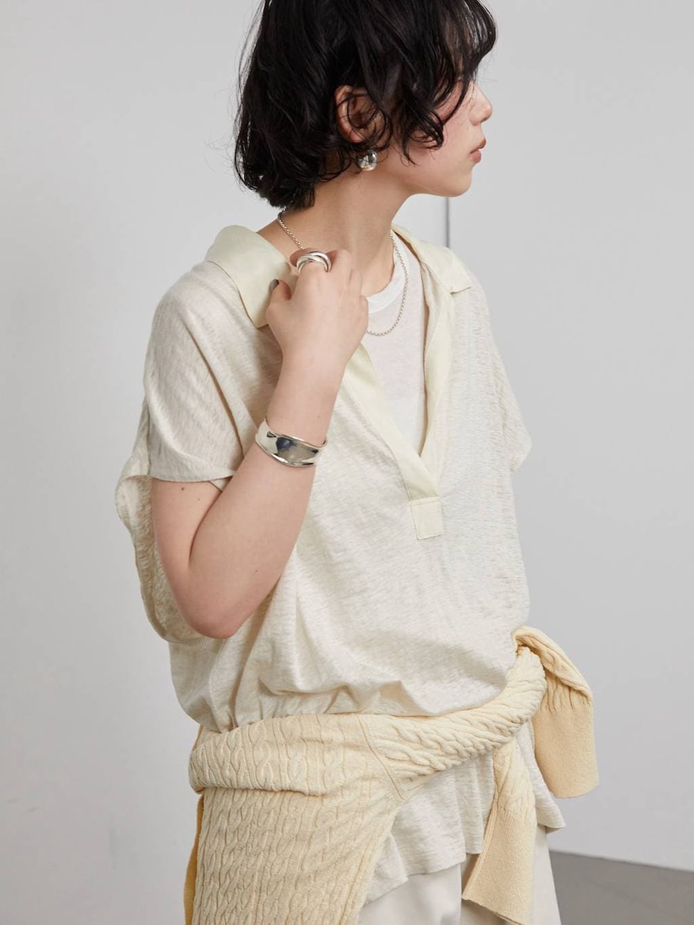 ホワイト系のTシャツ/カットソー、ホワイト系のTシャツ/カットソー、ベージュ系のカーディガン/ボレロを着用したレディースの春コーディネートの5枚目の写真