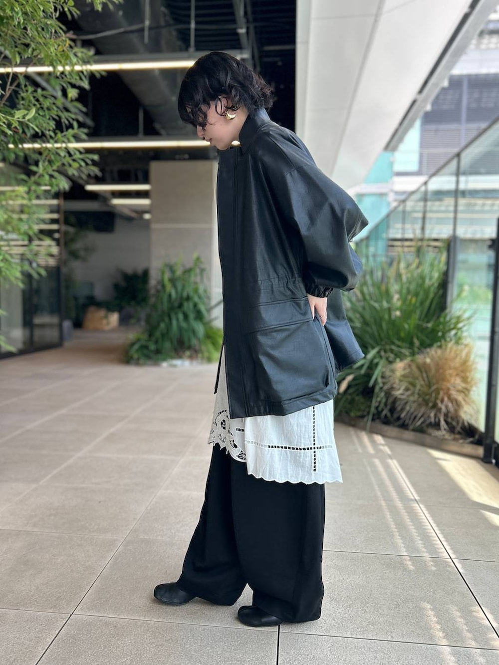 ブラック系のその他パンツ、ホワイト系のシャツ/ブラウス、ブラック系のブルゾンを着用したレディースの夏コーディネートの5枚目の写真