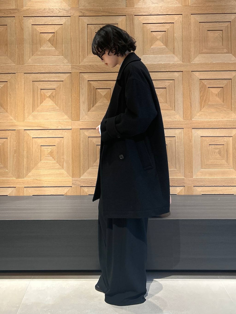 ベージュ系のニット/セーター、ブルー系のシャツ/ブラウス、ブラック系のその他パンツを着用したレディースの秋コーディネートの4枚目の写真