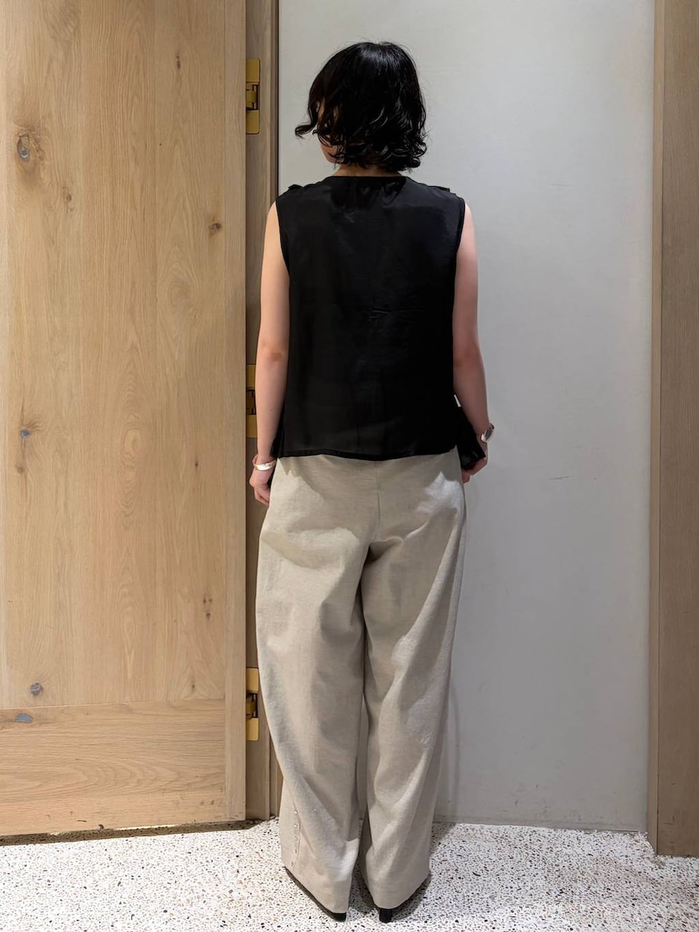 ブラック系のシャツ/ブラウス、ベージュ系のその他パンツ、ブラック系のボディバッグ/ウエストポーチを着用したレディースの夏コーディネートの3枚目の写真