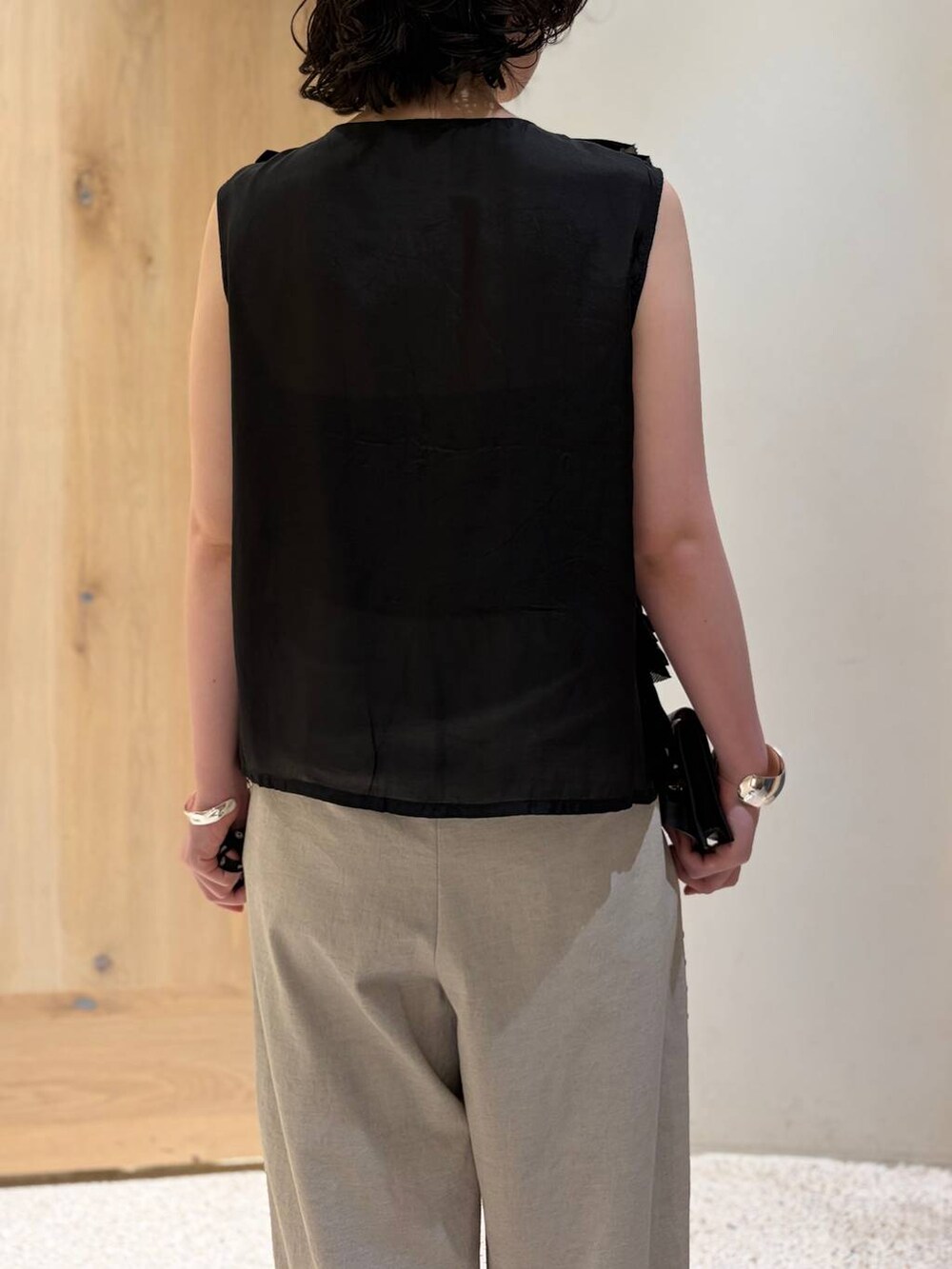 ブラック系のシャツ/ブラウス、ベージュ系のその他パンツ、ブラック系のボディバッグ/ウエストポーチを着用したレディースの夏コーディネートの7枚目の写真