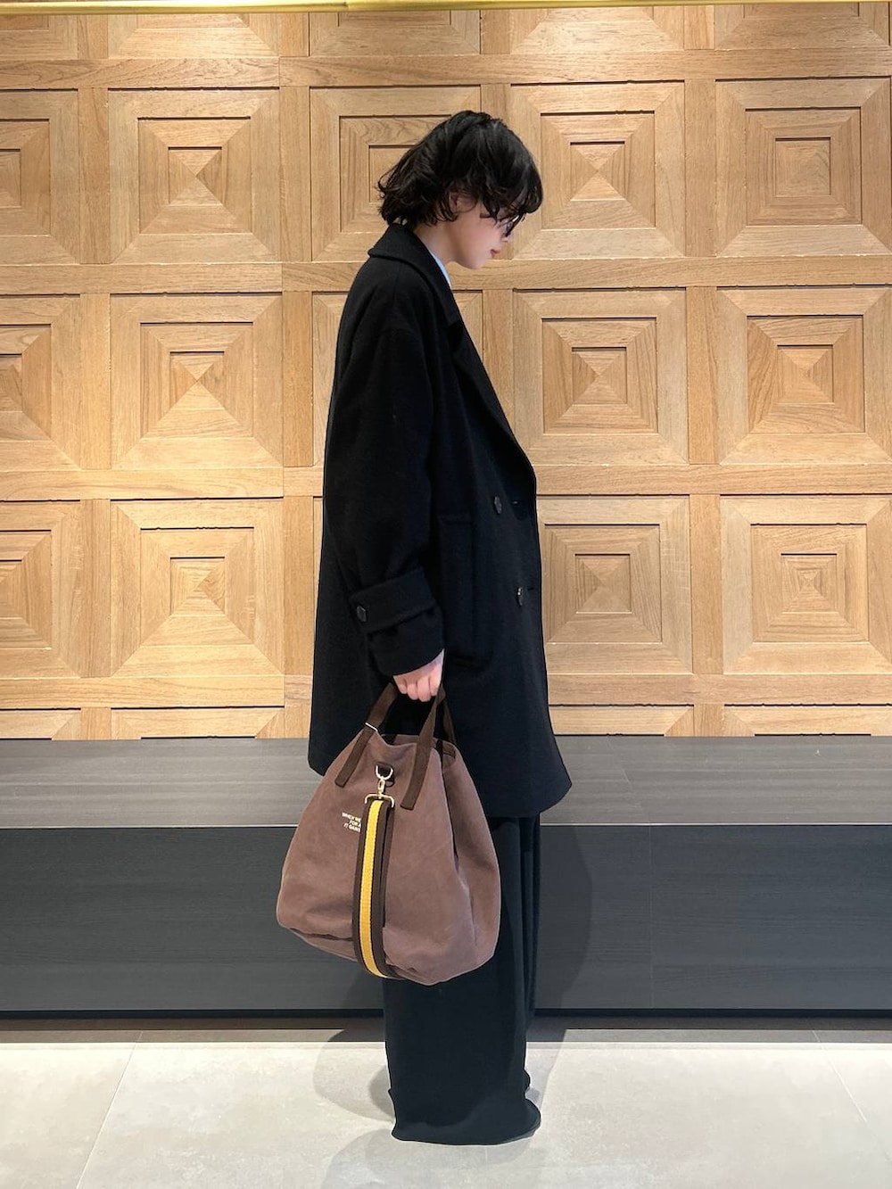 ベージュ系のニット/セーター、ブルー系のシャツ/ブラウス、ブラック系のその他パンツを着用したレディースの秋コーディネートの2枚目の写真