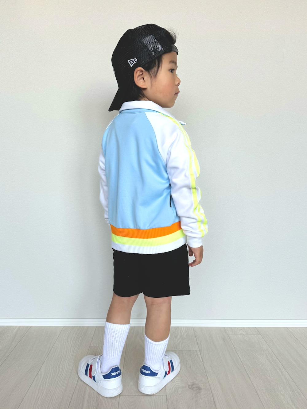 「春めき満開コーデ、春コーデ、スニーカー、adidas、アディダス、スポーティ、男の子、キッズコーデ、4歳男の子、4歳、パステルカラー、公園スタイル、子供服、トラックジャケット、トラックジャケットコーデ」｜「adidasのADIDAS アディダス 17-21BREAKNET GOAL EL C ブレイクネット ゴール EL JS3764 ABC-MART限定 *FTWR/TEAM/BETT（スニーカー、ホワイト系）」を使った、ouchan08さん（キッズ・100cm）の春コーディネートの3枚目の写真