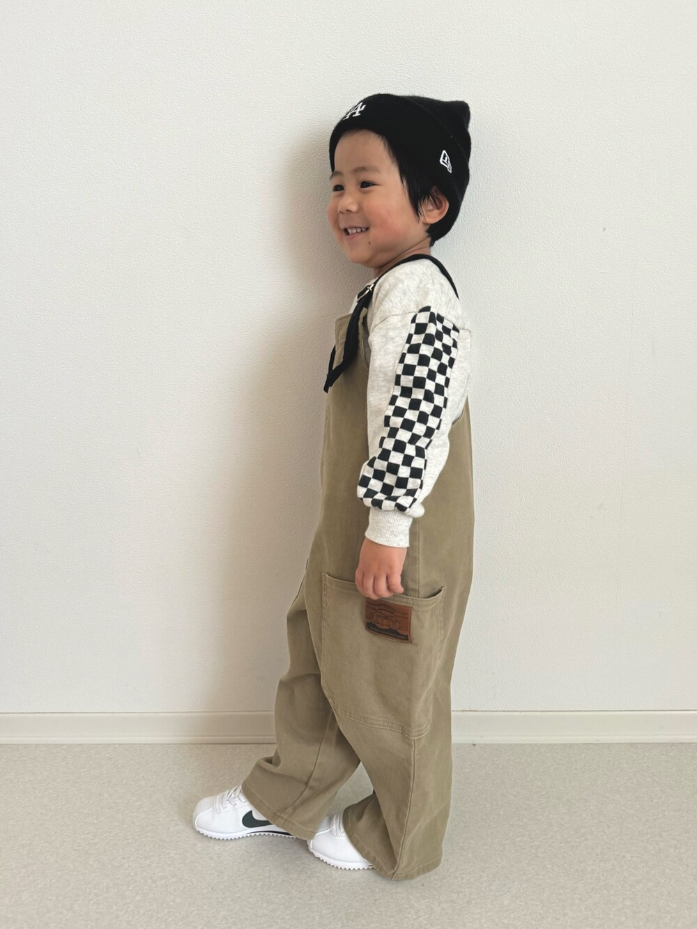 「サロペット、しまむら、しまむらコーデ、NIKE、コルテッツ、NEWERA、男の子、男の子コーデ、むすこーで、4歳、プチプラ、プチプラコーデ、おでかけコーデ、お出かけコーデ、春コーデ」｜「NEW ERAのNEW ERA: MLB Basic Cuff ニットキャップ<KIDS>（ニットキャップ/ビーニー、ブラック系）」を使った、ouchan08さん（キッズ・100cm）の春コーディネートの3枚目の写真