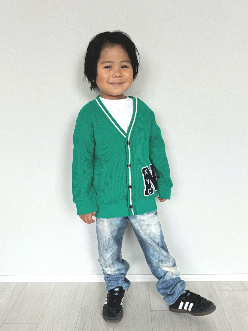 「春めき満開コーデ、カーディガン、カーディガンコーデ、グリーンコーデ、F.O.KIDS、スウェットパンツ、カジュアルコーデ、春色、休日スタイル、男の子コーデ、お出かけコーデ、こどもコーデ、キッズファッション、むすこーで、春コーデ」｜「adidasのサンバ OG キッズ / Samba OG Kids / アディダスオリジナルス adidas Originals（スニーカー、ブラック系）」を使った、ouchan08さん（キッズ・100cm）の春コーディネートの2枚目の写真