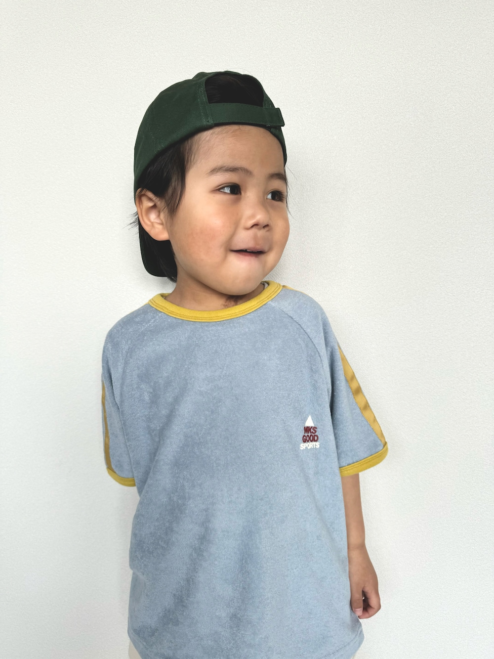 「Tシャツ、春夏コーデ、春コーデ、春色、スウェット、スウェットパンツ、スウェットコーデ、スポーティ、スポーツミックス、公園、男の子、男の子コーデ、4歳、マーキーズ、春めき満開コーデ」｜「Life Support ProductsのパイルラインスリーブT（セットアップ、ブルー系）」を使った、ouchan08さん（キッズ・100cm）の春コーディネートの4枚目の写真