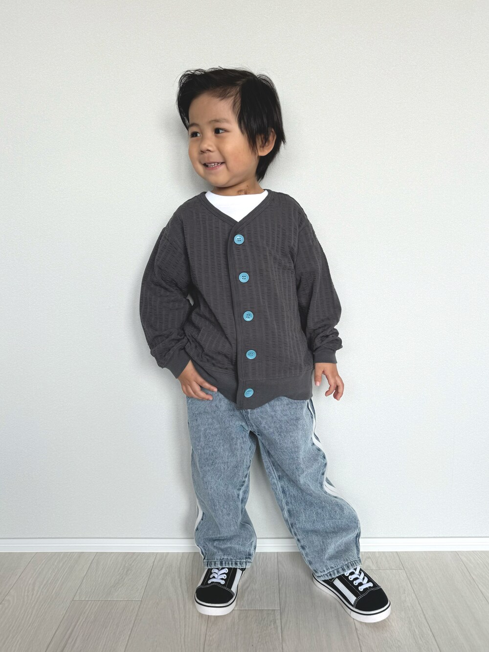 「休日スタイル、休日コーデ、お出かけコーデ、おでかけコーデ、男の子、男の子コーデ、むすこーで、4歳、カーディガン、デニムパンツ、春コーデ、キッズファッション、キッズコーデ、devirock、マーキーズ」｜「MARKEY'Sのニットサッカーカーディガン（カーディガン/ボレロ、グレー系）」を使った、ouchan08さん（キッズ・100cm）の春コーディネートの2枚目の写真