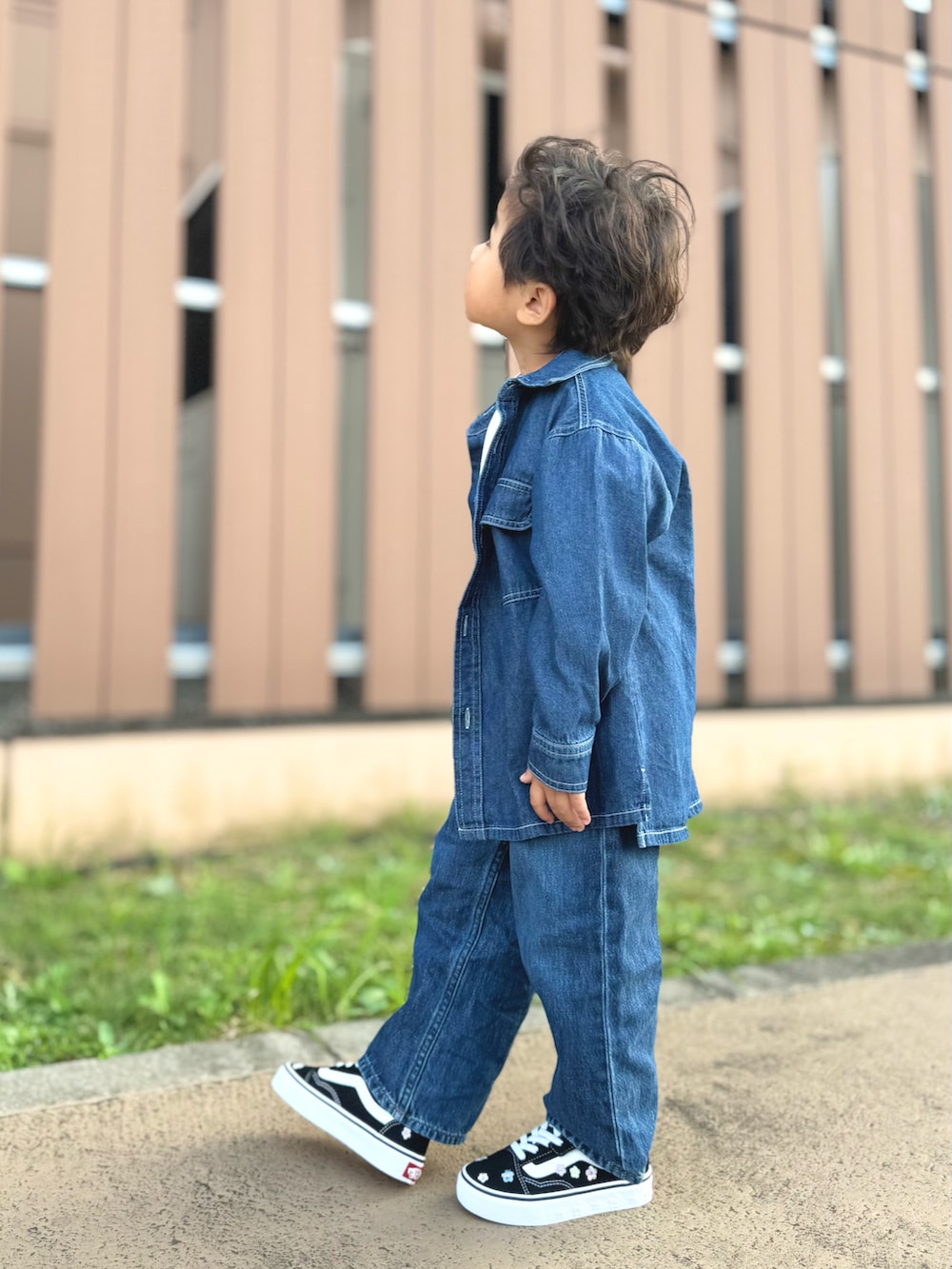 ブルー系のシャツ/ブラウス、ブラック系のスニーカー、ホワイト系のTシャツ/カットソーを着用したキッズの秋コーディネートの3枚目の写真