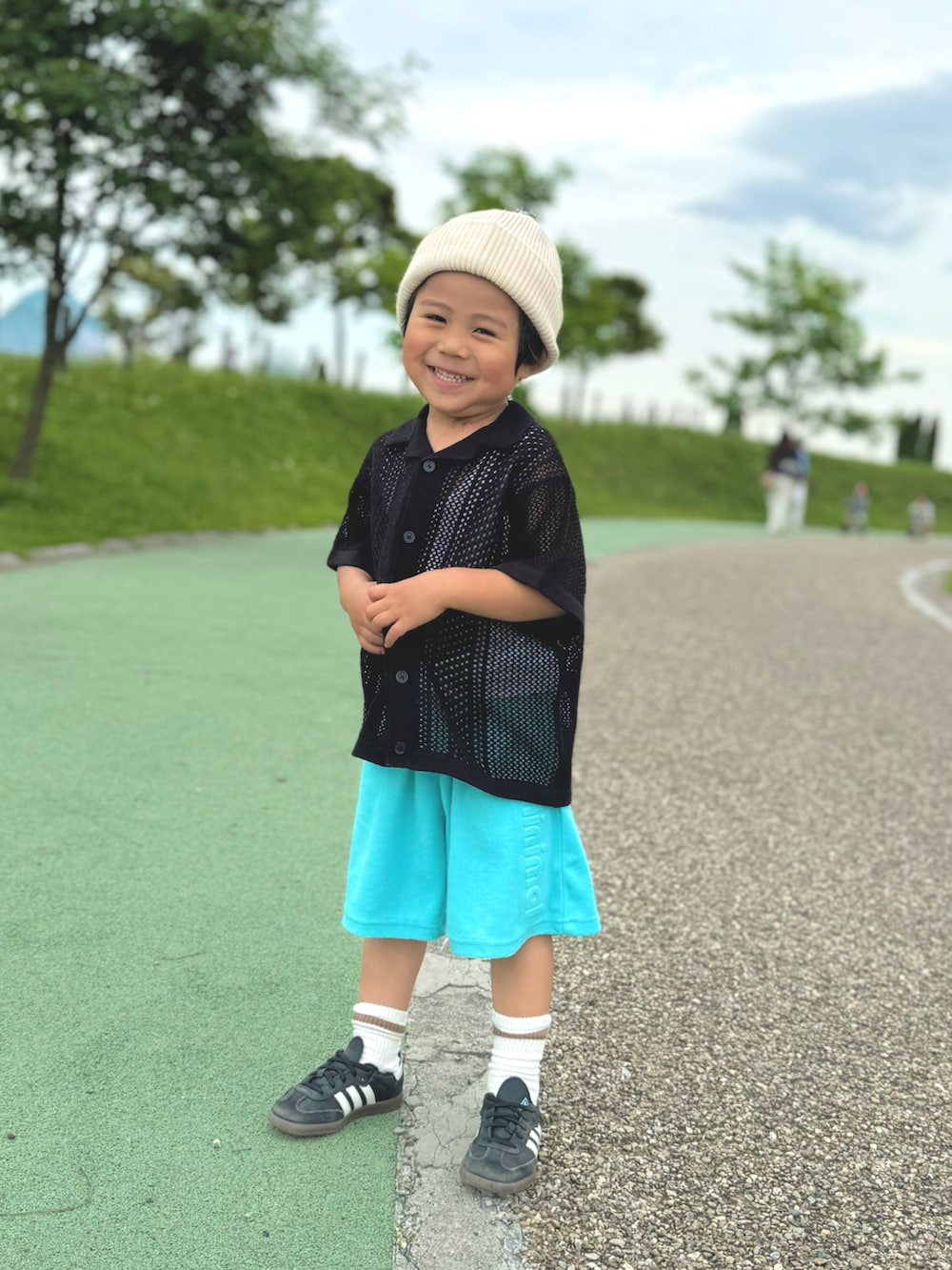 「やっぱり帽子が好き、シャツスタイル、シャツコーデ、ビーニー、公園スタイル、公園コーデ、4歳、男の子コーデ、男の子ママ、むすこーで、息子コーデ、スポーツミックス、お出かけコーデ、おでかけコーデ、子供服」｜「GUのアイテム（ニットキャップ/ビーニー、ホワイト系）」を使った、ouchan08さん（キッズ・100cm）の夏コーディネートの2枚目の写真