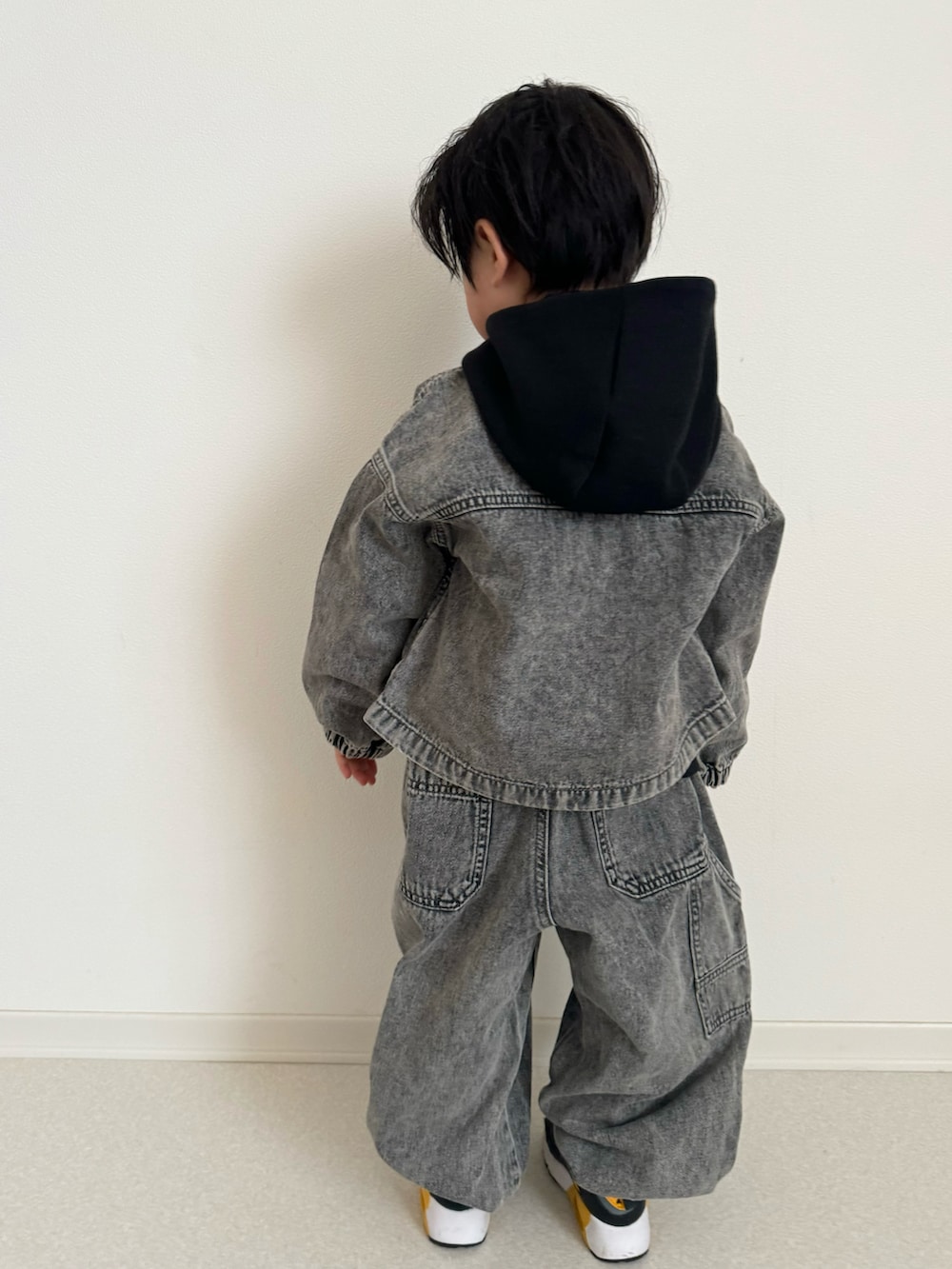「デニムジャケット、デニム、デニムパンツ、カジュアルコーデ、デニムコーデ、男の子、男の子コーデ、むすこーで、子供服、こどもコーデ、ユニクロコーデ、ユニクロ、GU、GUコーデ、春コーデ」｜「GUのアイテム（デニムジャケット、グレー系）」を使った、ouchan08さん（キッズ・100cm）の冬コーディネートの4枚目の写真