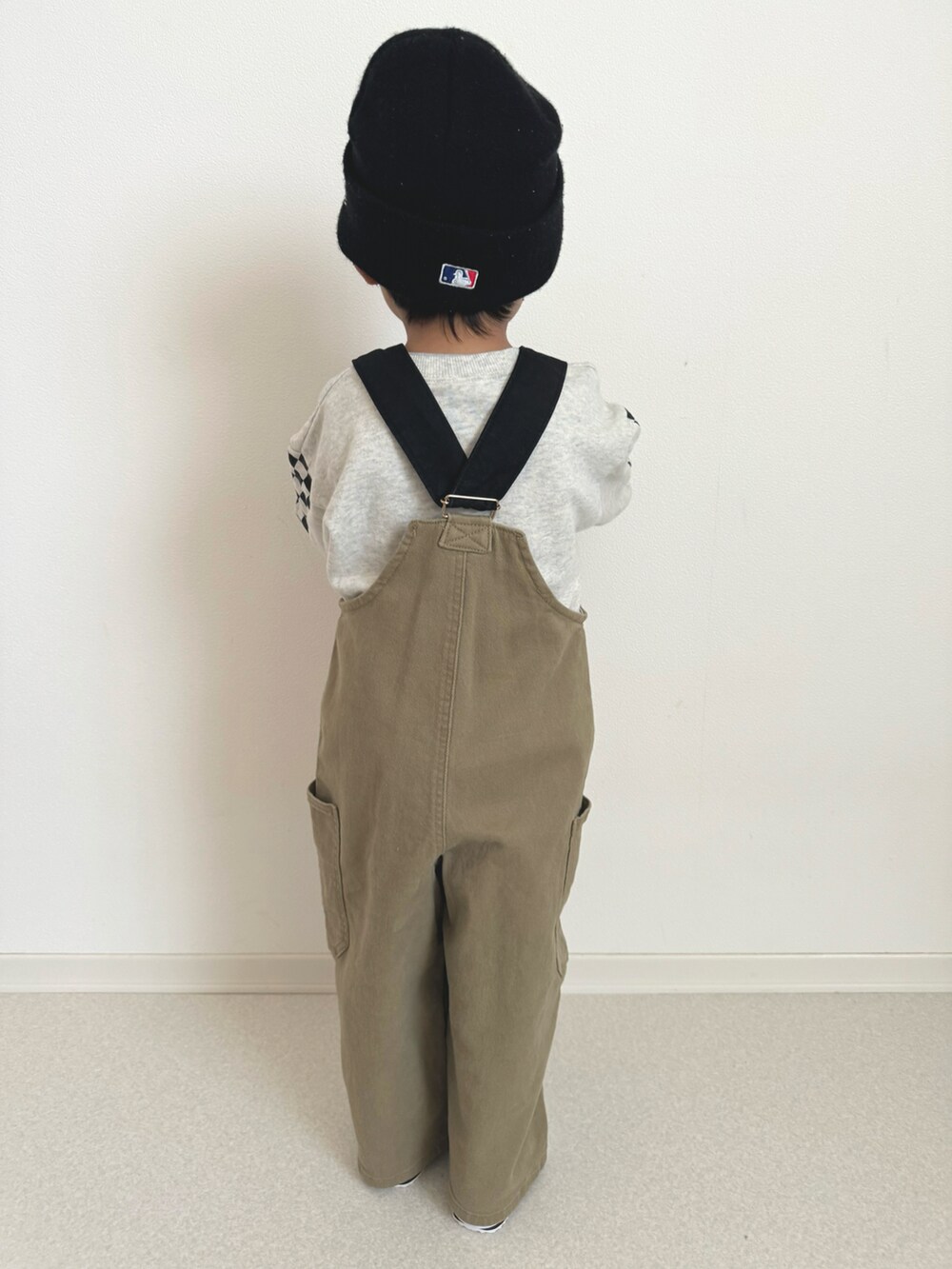 「サロペット、しまむら、しまむらコーデ、NIKE、コルテッツ、NEWERA、男の子、男の子コーデ、むすこーで、4歳、プチプラ、プチプラコーデ、おでかけコーデ、お出かけコーデ、春コーデ」｜「NEW ERAのNEW ERA: MLB Basic Cuff ニットキャップ<KIDS>（ニットキャップ/ビーニー、ブラック系）」を使った、ouchan08さん（キッズ・100cm）の春コーディネートの4枚目の写真