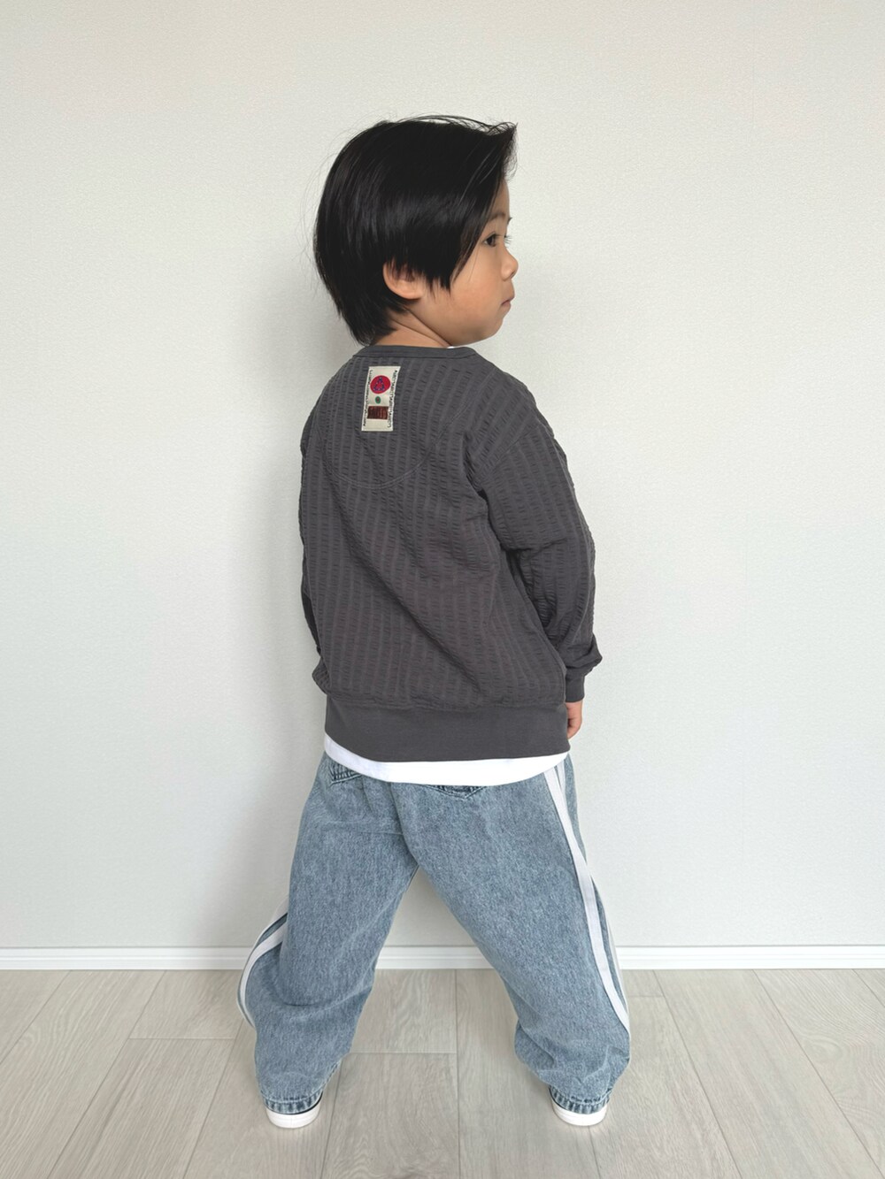 「休日スタイル、休日コーデ、お出かけコーデ、おでかけコーデ、男の子、男の子コーデ、むすこーで、4歳、カーディガン、デニムパンツ、春コーデ、キッズファッション、キッズコーデ、devirock、マーキーズ」｜「MARKEY'Sのニットサッカーカーディガン（カーディガン/ボレロ、グレー系）」を使った、ouchan08さん（キッズ・100cm）の春コーディネートの5枚目の写真