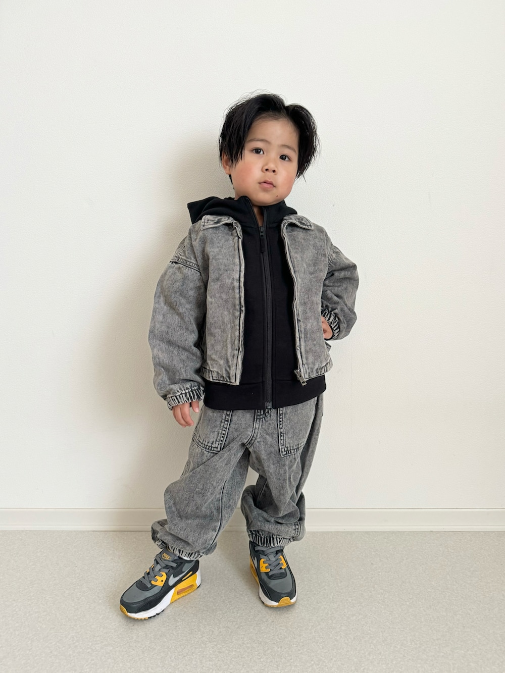 「デニムジャケット、デニム、デニムパンツ、カジュアルコーデ、デニムコーデ、男の子、男の子コーデ、むすこーで、子供服、こどもコーデ、ユニクロコーデ、ユニクロ、GU、GUコーデ、春コーデ」｜「GUのアイテム（デニムジャケット、グレー系）」を使った、ouchan08さん（キッズ・100cm）の冬コーディネートの2枚目の写真