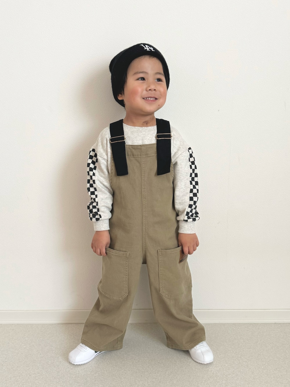 「サロペット、しまむら、しまむらコーデ、NIKE、コルテッツ、NEWERA、男の子、男の子コーデ、むすこーで、4歳、プチプラ、プチプラコーデ、おでかけコーデ、お出かけコーデ、春コーデ」｜「NEW ERAのNEW ERA: MLB Basic Cuff ニットキャップ<KIDS>（ニットキャップ/ビーニー、ブラック系）」を使った、ouchan08さん（キッズ・100cm）の春コーディネートの2枚目の写真