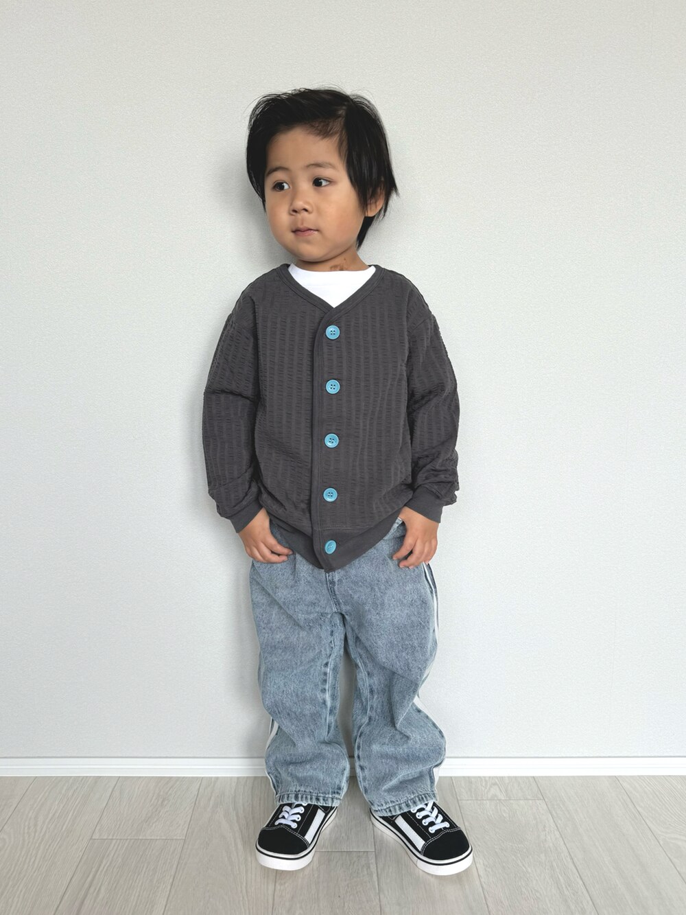 「休日スタイル、休日コーデ、お出かけコーデ、おでかけコーデ、男の子、男の子コーデ、むすこーで、4歳、カーディガン、デニムパンツ、春コーデ、キッズファッション、キッズコーデ、devirock、マーキーズ」｜「MARKEY'Sのニットサッカーカーディガン（カーディガン/ボレロ、グレー系）」を使った、ouchan08さん（キッズ・100cm）の春コーディネートの3枚目の写真