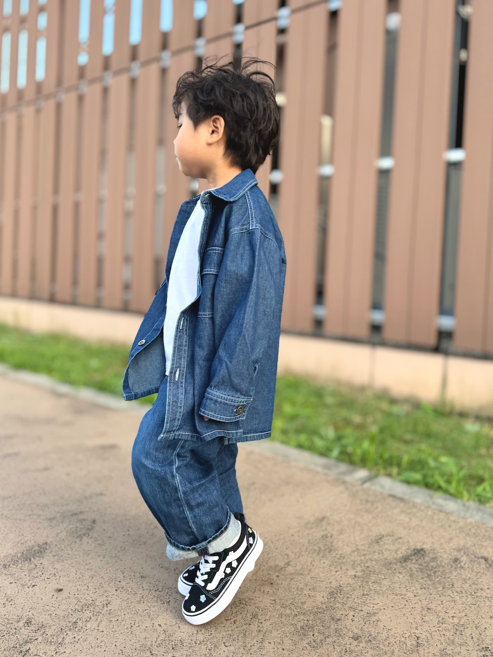 ブルー系のシャツ/ブラウス、ブラック系のスニーカー、ホワイト系のTシャツ/カットソーを着用したキッズの秋コーディネートの4枚目の写真