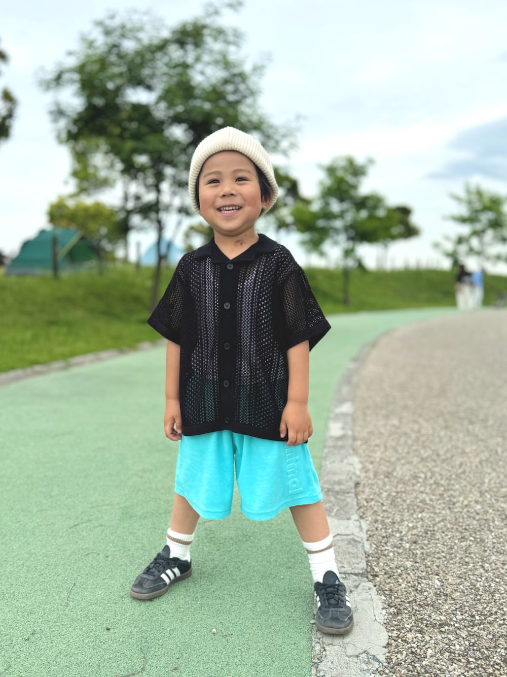 「やっぱり帽子が好き、シャツスタイル、シャツコーデ、ビーニー、公園スタイル、公園コーデ、4歳、男の子コーデ、男の子ママ、むすこーで、息子コーデ、スポーツミックス、お出かけコーデ、おでかけコーデ、子供服」｜「GUのアイテム（ニットキャップ/ビーニー、ホワイト系）」を使った、ouchan08さん（キッズ・100cm）の夏コーディネートの3枚目の写真