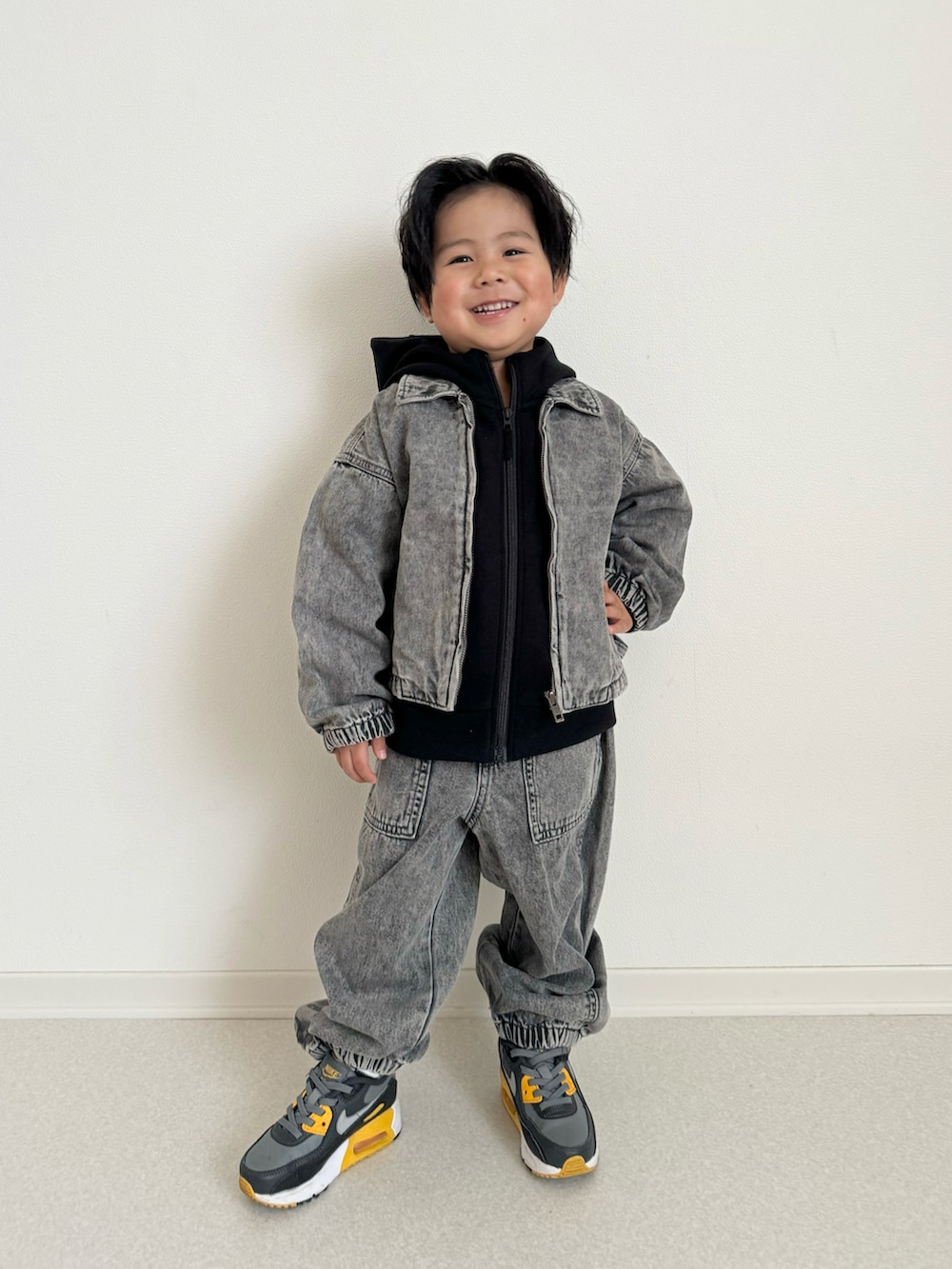 「デニムジャケット、デニム、デニムパンツ、カジュアルコーデ、デニムコーデ、男の子、男の子コーデ、むすこーで、子供服、こどもコーデ、ユニクロコーデ、ユニクロ、GU、GUコーデ、春コーデ」｜「GUのアイテム（デニムジャケット、グレー系）」を使った、ouchan08さん（キッズ・100cm）の冬コーディネートの3枚目の写真