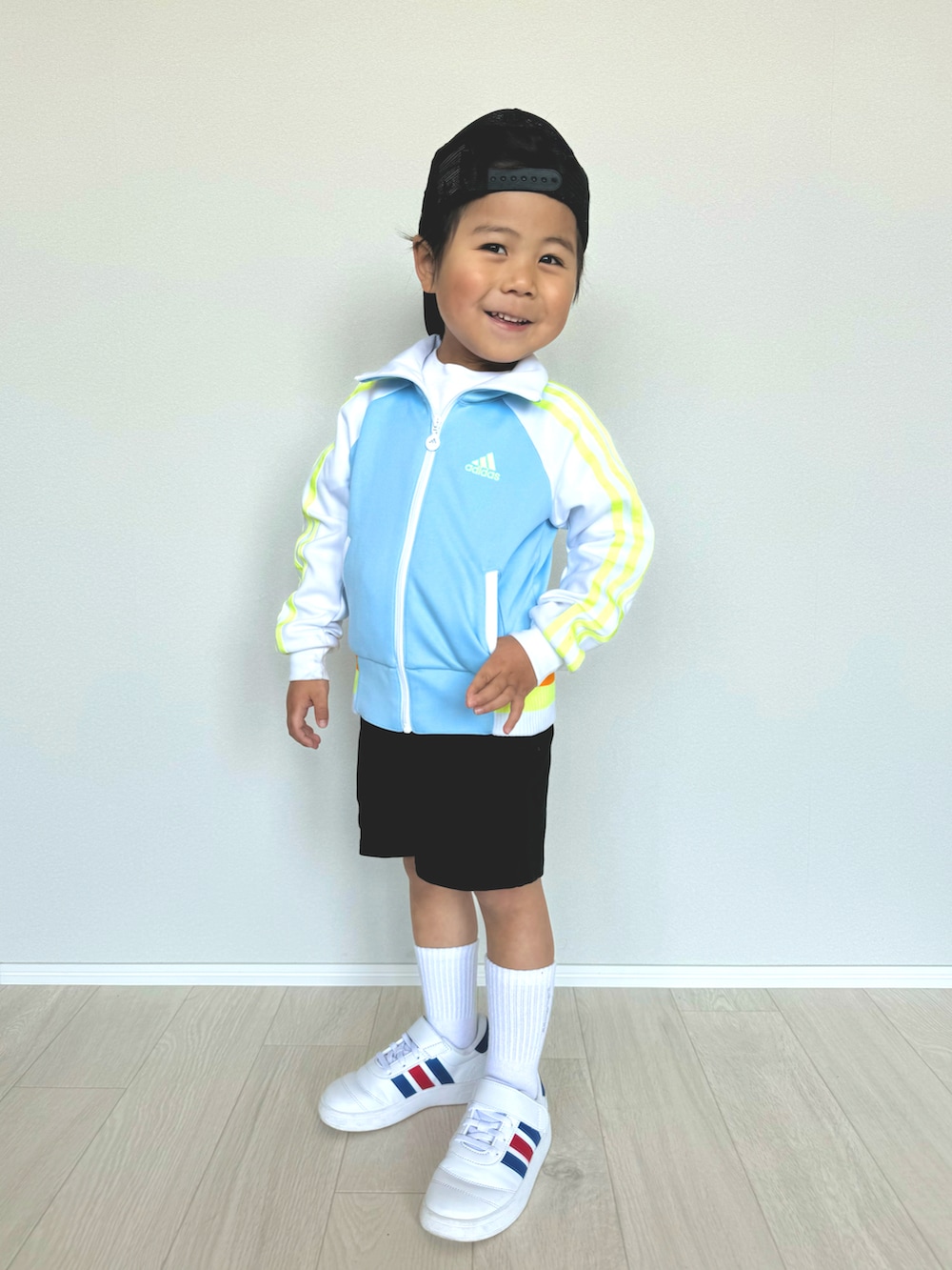 「春めき満開コーデ、春コーデ、スニーカー、adidas、アディダス、スポーティ、男の子、キッズコーデ、4歳男の子、4歳、パステルカラー、公園スタイル、子供服、トラックジャケット、トラックジャケットコーデ」｜「adidasのADIDAS アディダス 17-21BREAKNET GOAL EL C ブレイクネット ゴール EL JS3764 ABC-MART限定 *FTWR/TEAM/BETT（スニーカー、ホワイト系）」を使った、ouchan08さん（キッズ・100cm）の春コーディネートの2枚目の写真