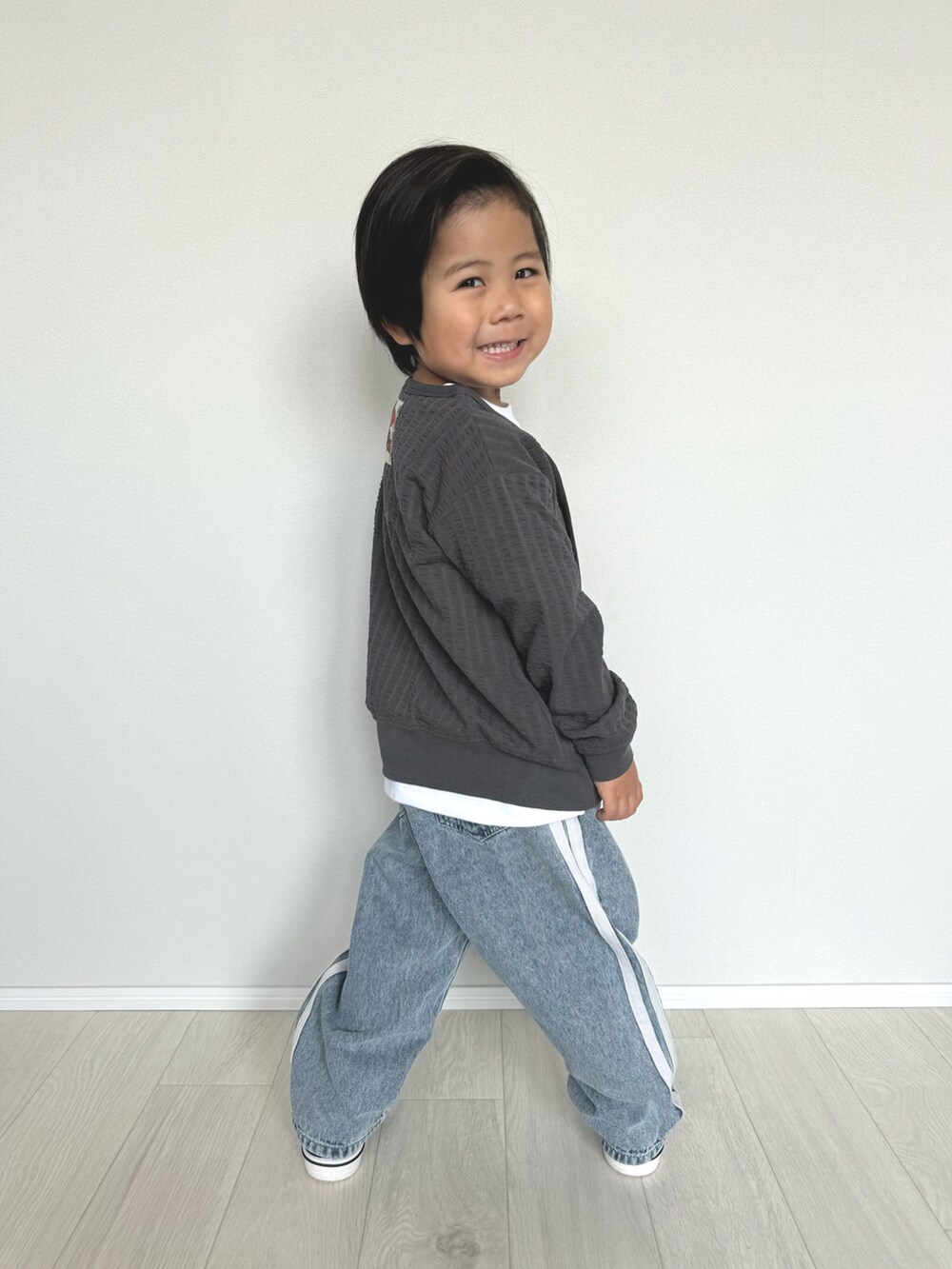 「休日スタイル、休日コーデ、お出かけコーデ、おでかけコーデ、男の子、男の子コーデ、むすこーで、4歳、カーディガン、デニムパンツ、春コーデ、キッズファッション、キッズコーデ、devirock、マーキーズ」｜「MARKEY'Sのニットサッカーカーディガン（カーディガン/ボレロ、グレー系）」を使った、ouchan08さん（キッズ・100cm）の春コーディネートの4枚目の写真