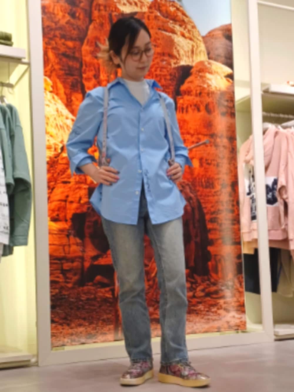 ブルー系のシャツ/ブラウス、その他のバックパック/リュックを着用したレディースの春コーディネートの2枚目の写真