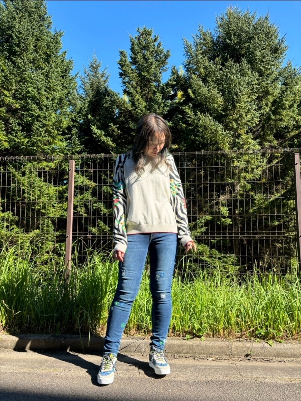 「コート、ニット、冬コーデ、総柄、デニムパンツ、白ニット、デニムスタイル、コートスタイル、Desigual、デシグアル」｜「Desigualの刺繍 プッシュアップ スキニージーンズ（デニムパンツ、ブルー系）」を使った、Desigual 仙台泉 STAFFさん（レディース・168cm）の秋コーディネートの2枚目の写真