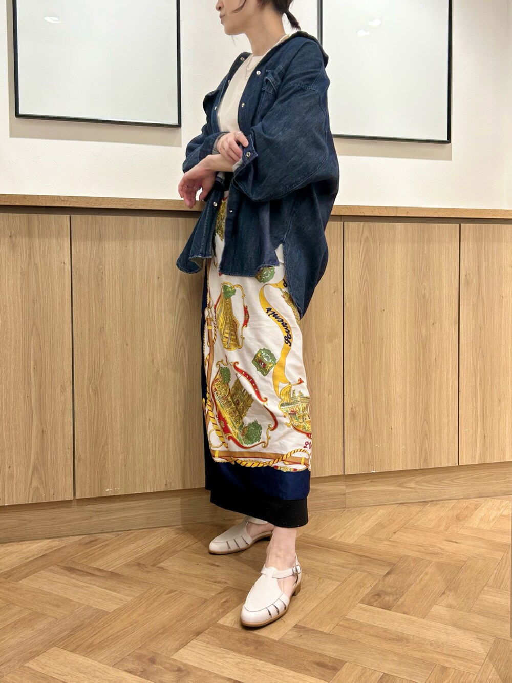 ホワイト系のパンプスを着用したレディースの春コーディネートの2枚目の写真