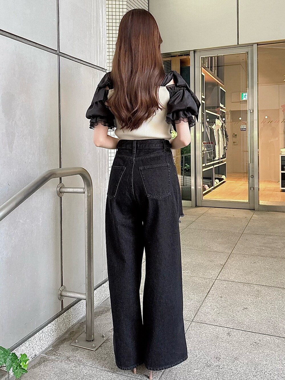 その他のニット/セーター、ピンク系のサンダル、ブルー系のデニムパンツを着用したレディースの夏コーディネートの3枚目の写真