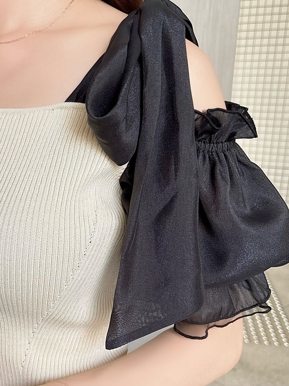 その他のニット/セーター、ピンク系のサンダル、ブルー系のデニムパンツを着用したレディースの夏コーディネートの4枚目の写真