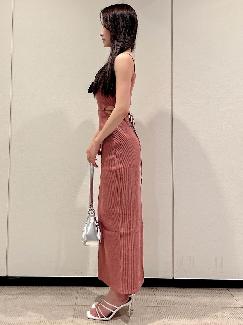 ホワイト系のサンダル、シルバー系のハンドバッグ、オレンジ系のワンピースを着用したレディースの夏コーディネートの3枚目の写真