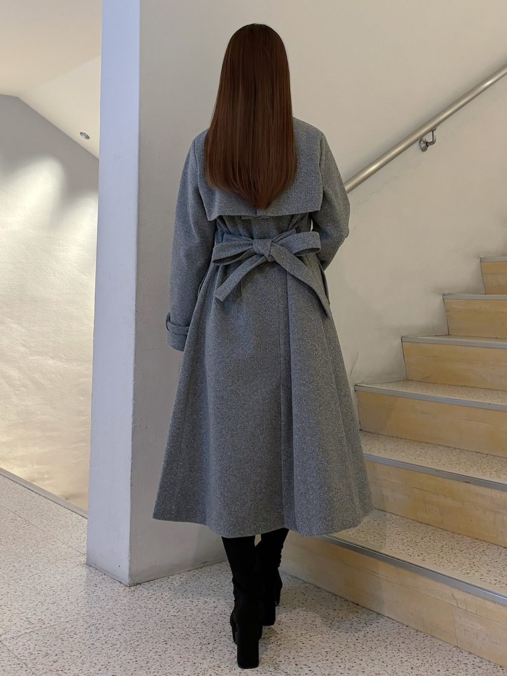 ホワイト系のニット/セーター、ブラック系のブーツ、その他のその他パンツを着用したレディースの秋コーディネートの3枚目の写真