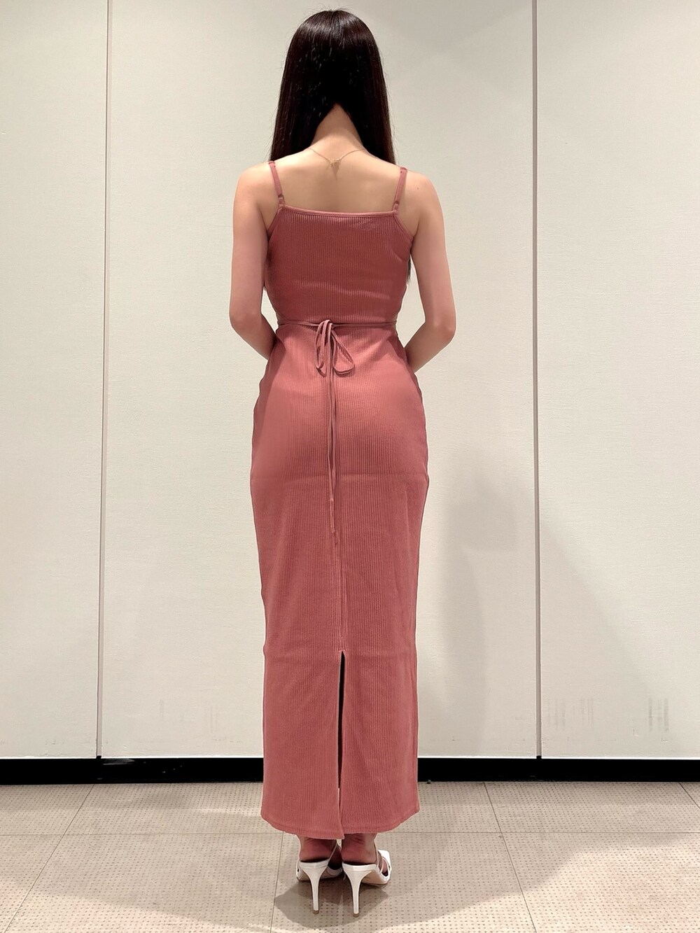 ホワイト系のサンダル、シルバー系のハンドバッグ、オレンジ系のワンピースを着用したレディースの夏コーディネートの4枚目の写真