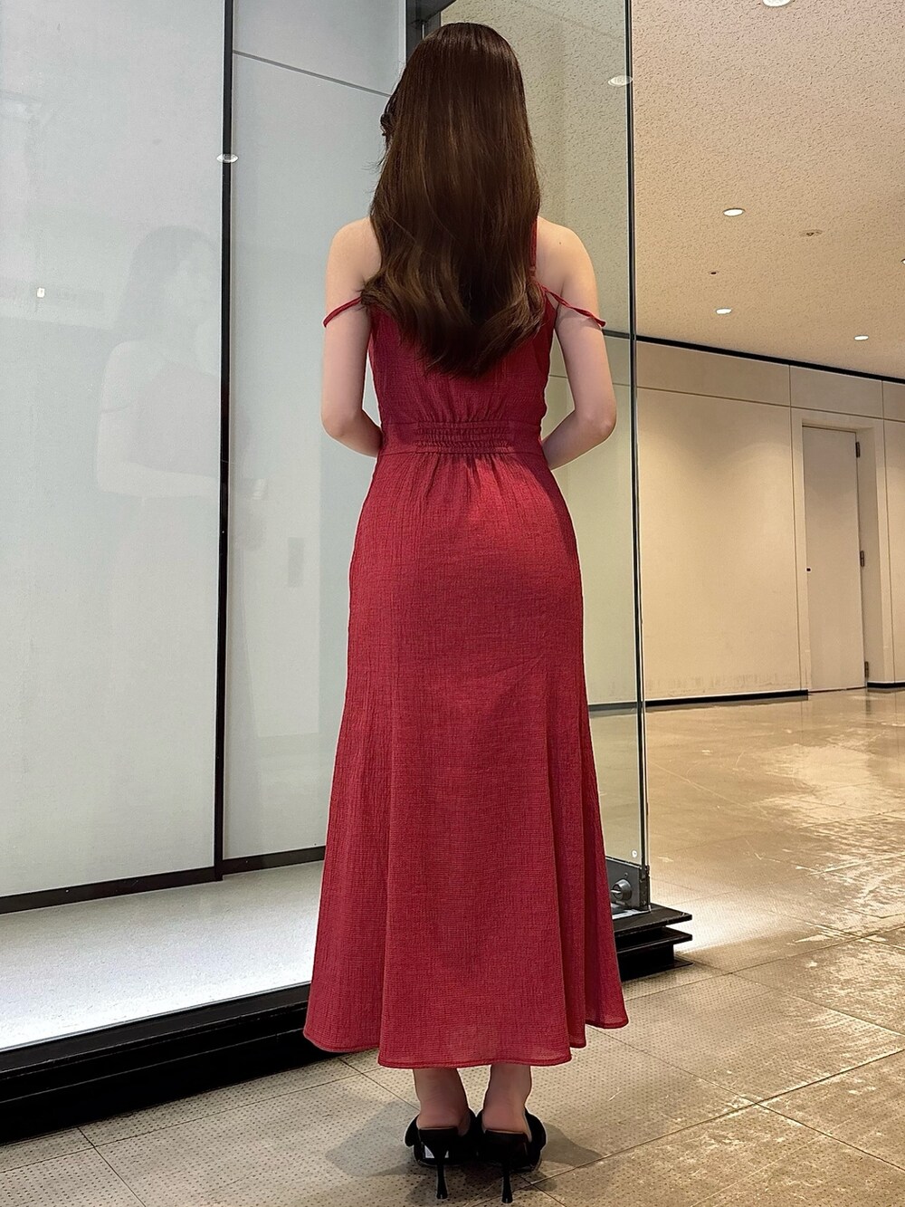 ホワイト系のワンピース、ブラック系のサンダルを着用したレディースの夏コーディネートの4枚目の写真