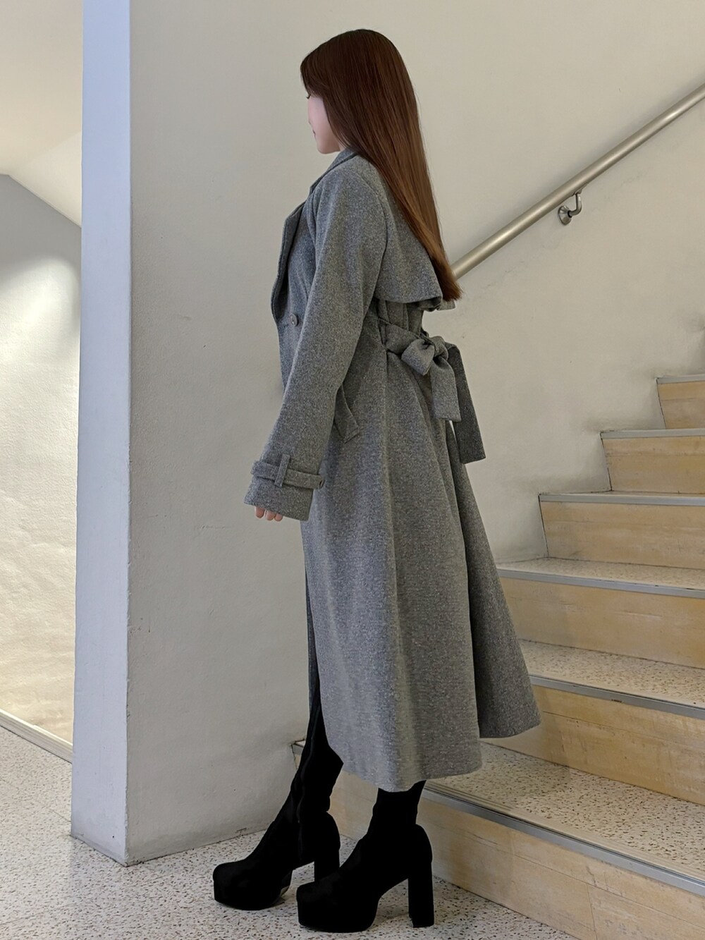 ホワイト系のニット/セーター、ブラック系のブーツ、その他のその他パンツを着用したレディースの秋コーディネートの2枚目の写真