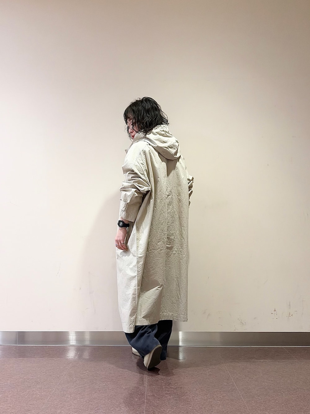 ブルー系のその他パンツ、ホワイト系のシャツ/ブラウス、ホワイト系のその他アウターを着用したレディースの冬コーディネートの8枚目の写真