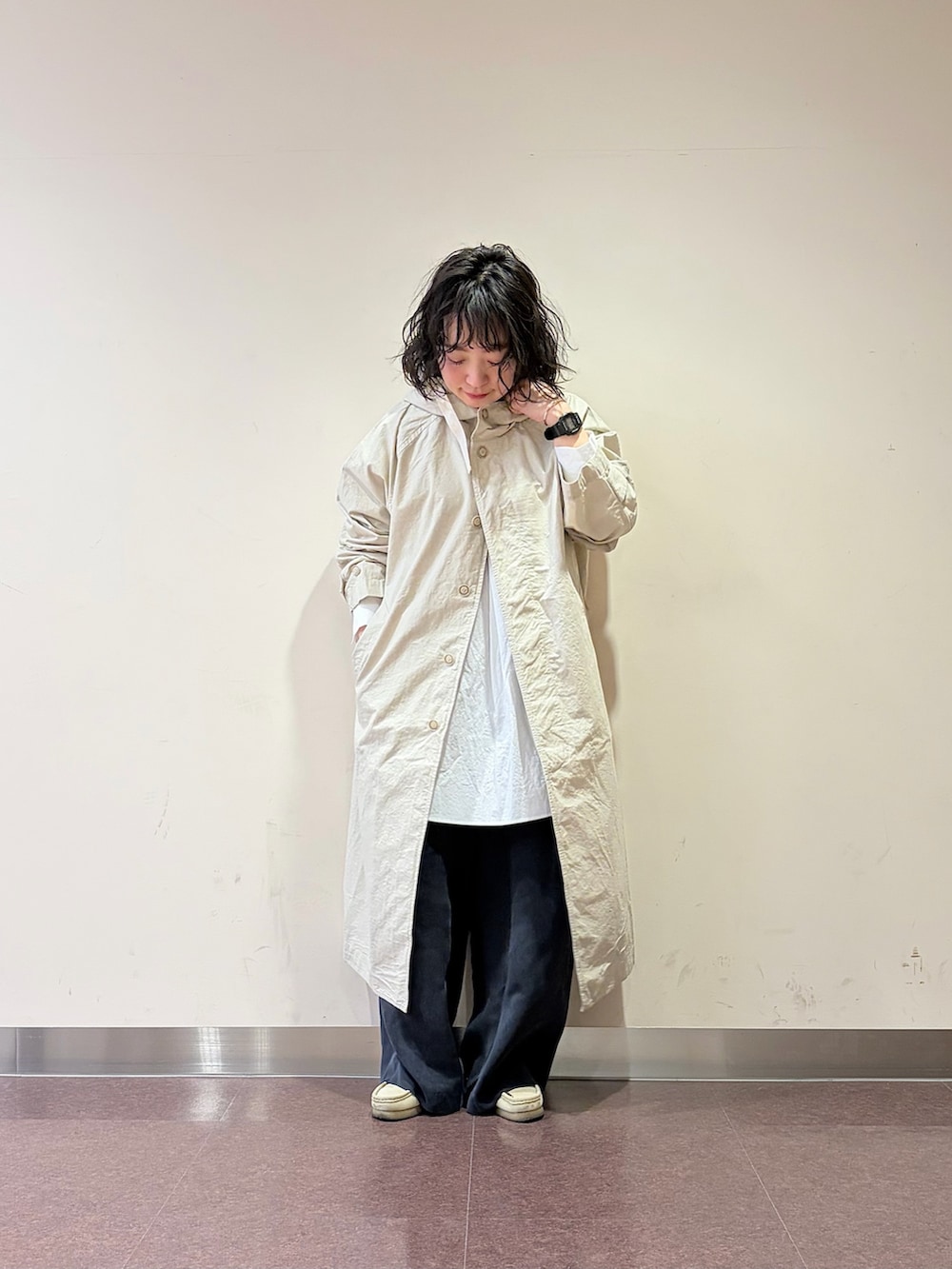 ブルー系のその他パンツ、ホワイト系のシャツ/ブラウス、ホワイト系のその他アウターを着用したレディースの冬コーディネートの2枚目の写真