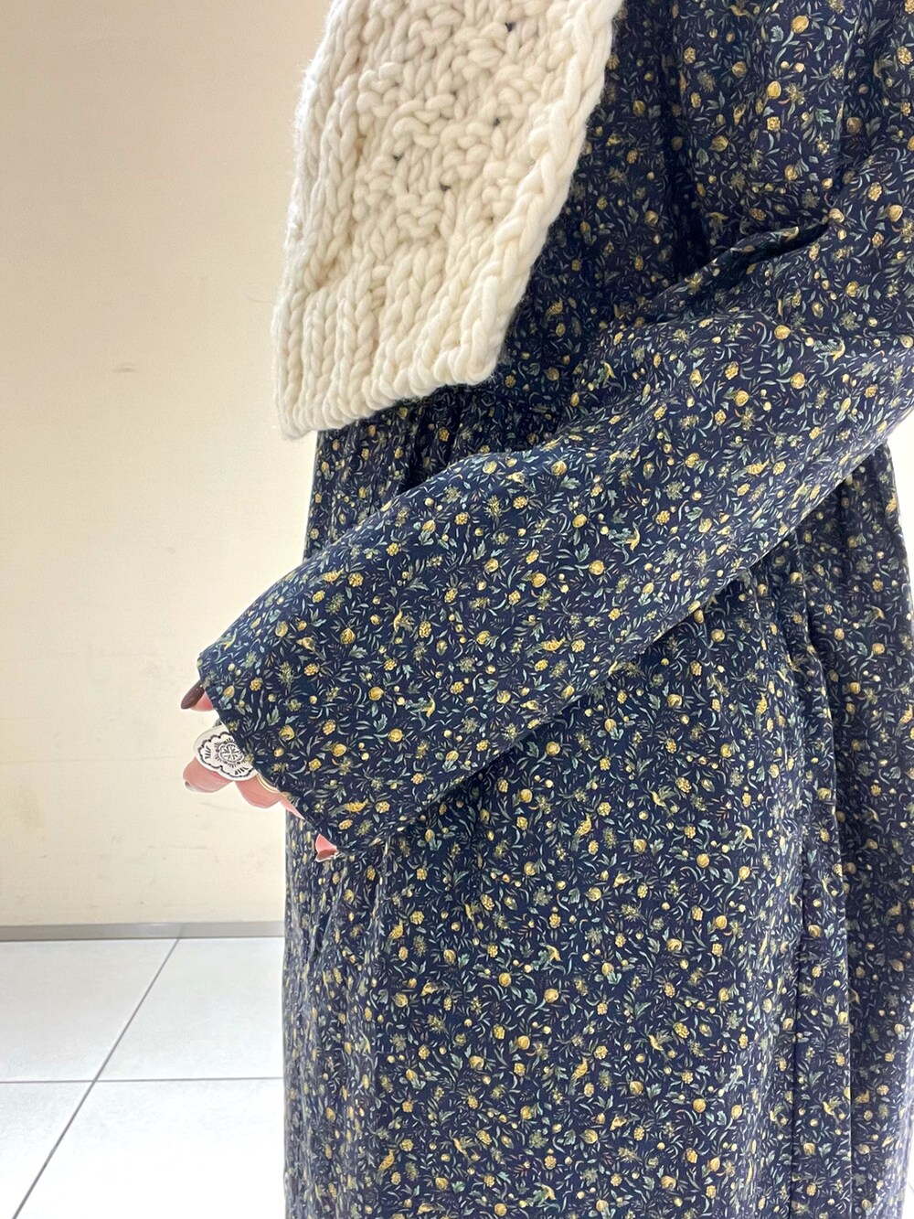 ブルー系のワンピース、ホワイト系のネックウォーマー/スヌードを着用したレディースの冬コーディネートの6枚目の写真