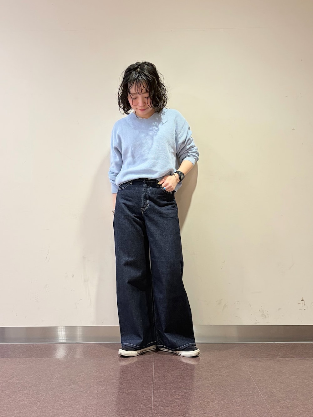 ブルー系のデニムパンツ、ブルー系のニット/セーターを着用したレディースの冬コーディネートの2枚目の写真