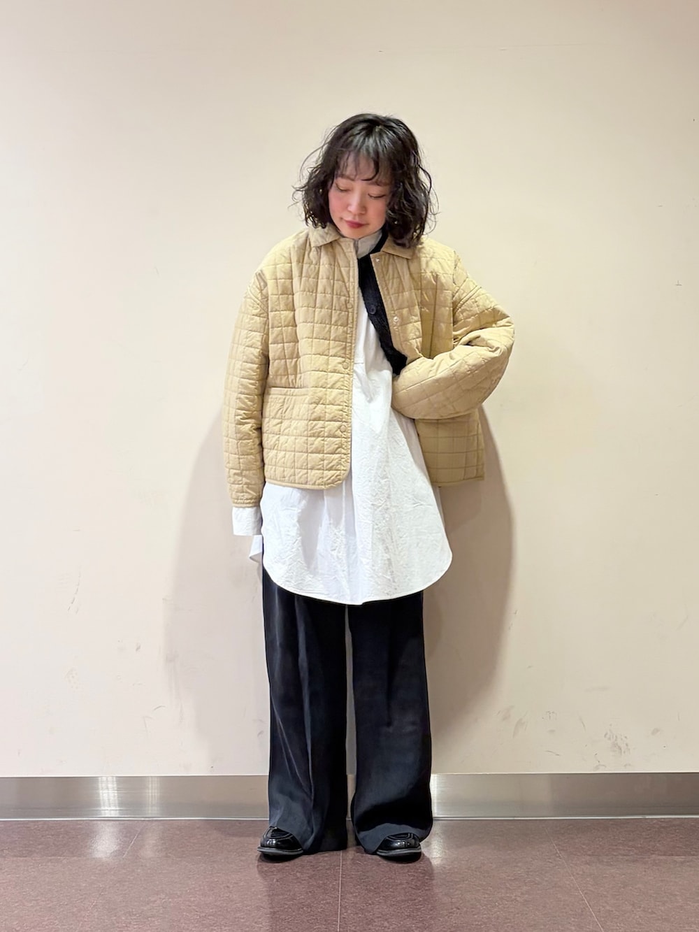 ブラック系のその他パンツ、ホワイト系のシャツ/ブラウス、ブラック系のベストを着用したレディースの冬コーディネートの2枚目の写真