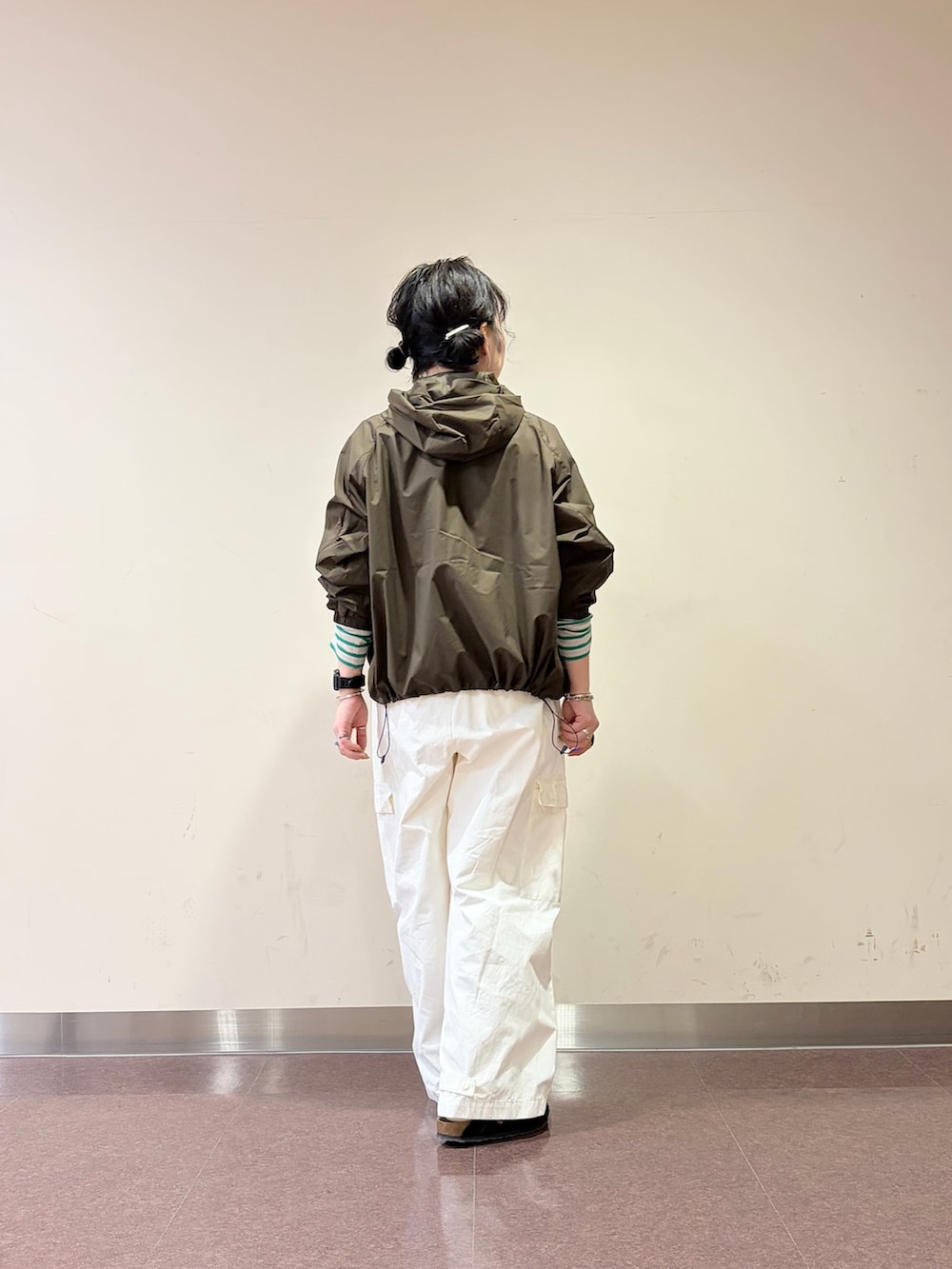 ホワイト系のその他パンツ、その他のTシャツ/カットソー、ブラウン系のテーラードジャケットを着用したレディースの冬コーディネートの5枚目の写真