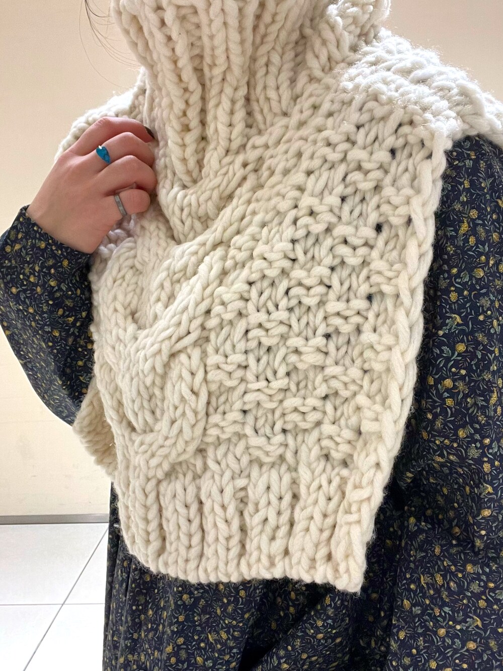 ブルー系のワンピース、ホワイト系のネックウォーマー/スヌードを着用したレディースの冬コーディネートの7枚目の写真