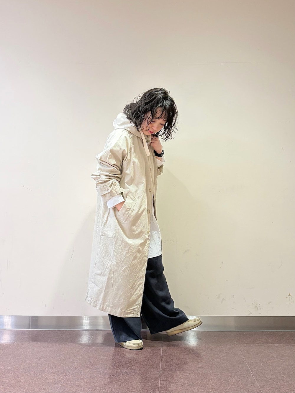 ブルー系のその他パンツ、ホワイト系のシャツ/ブラウス、ホワイト系のその他アウターを着用したレディースの冬コーディネートの4枚目の写真