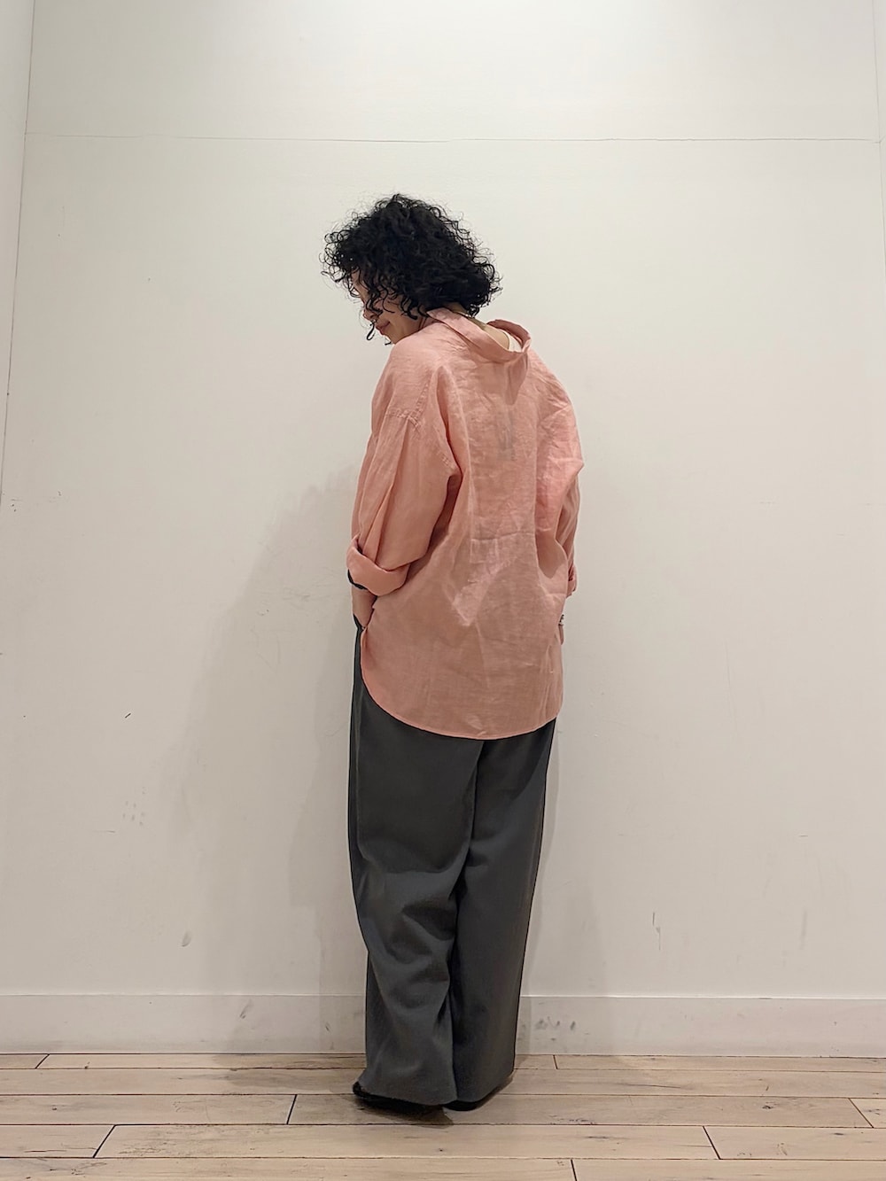 グレー系のその他パンツ、ピンク系のシャツ/ブラウスを着用したレディースの春コーディネートの7枚目の写真